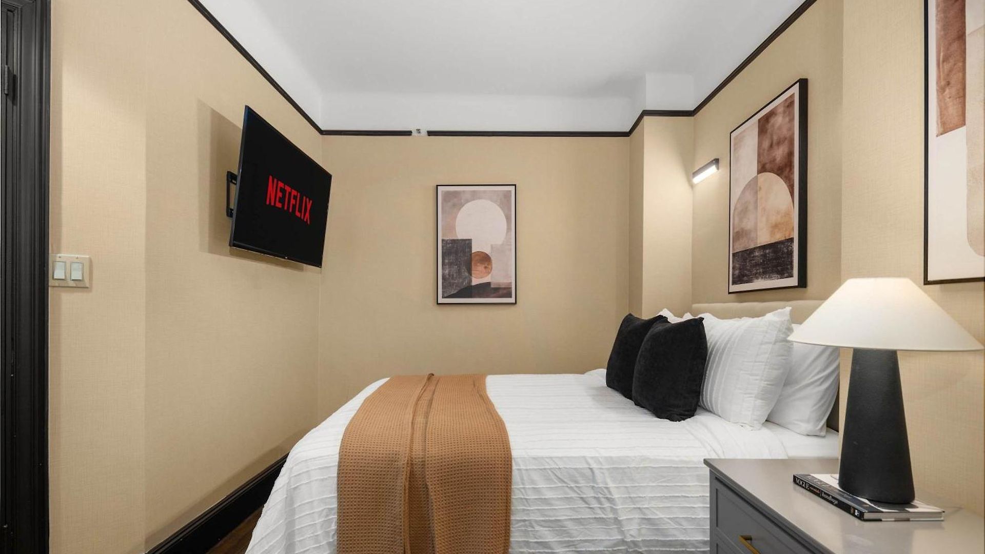 Stunning In The Heart Of Gym Apartment