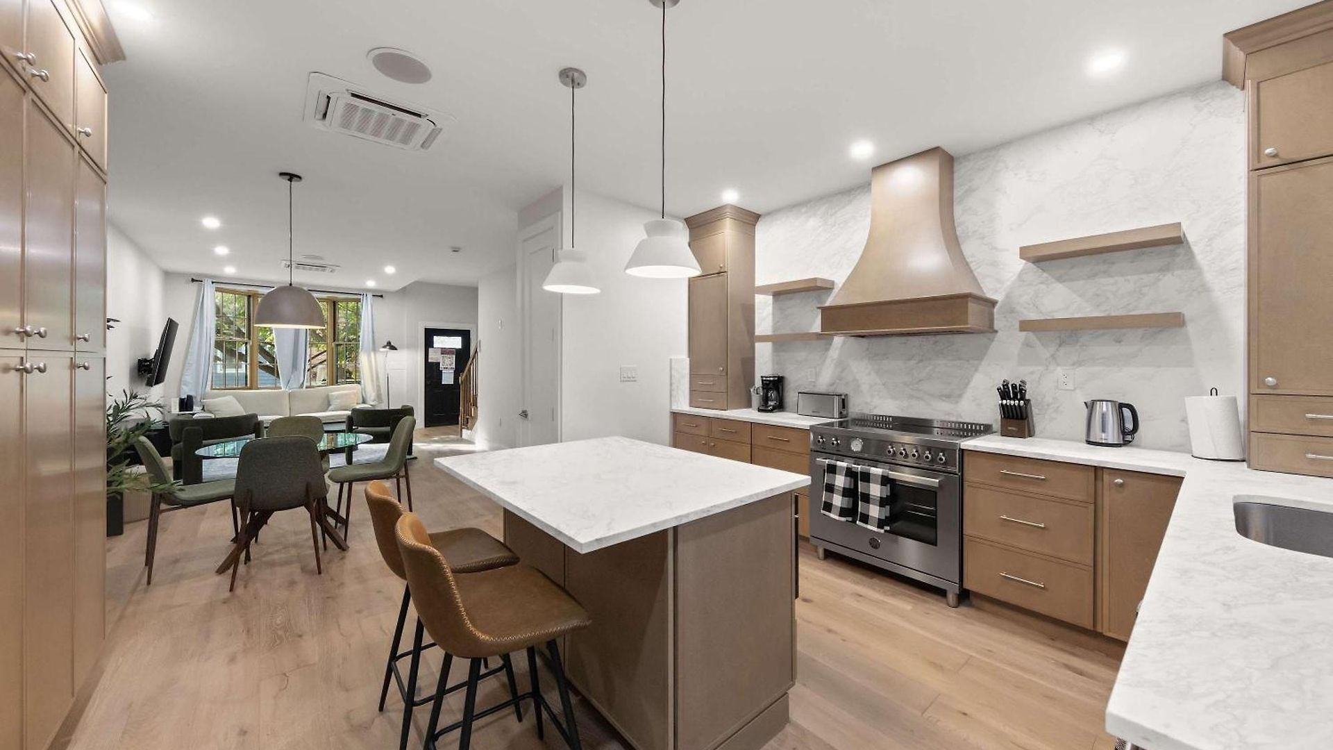 10-1 Stylish Townhouse Oasis In Greenpoint *