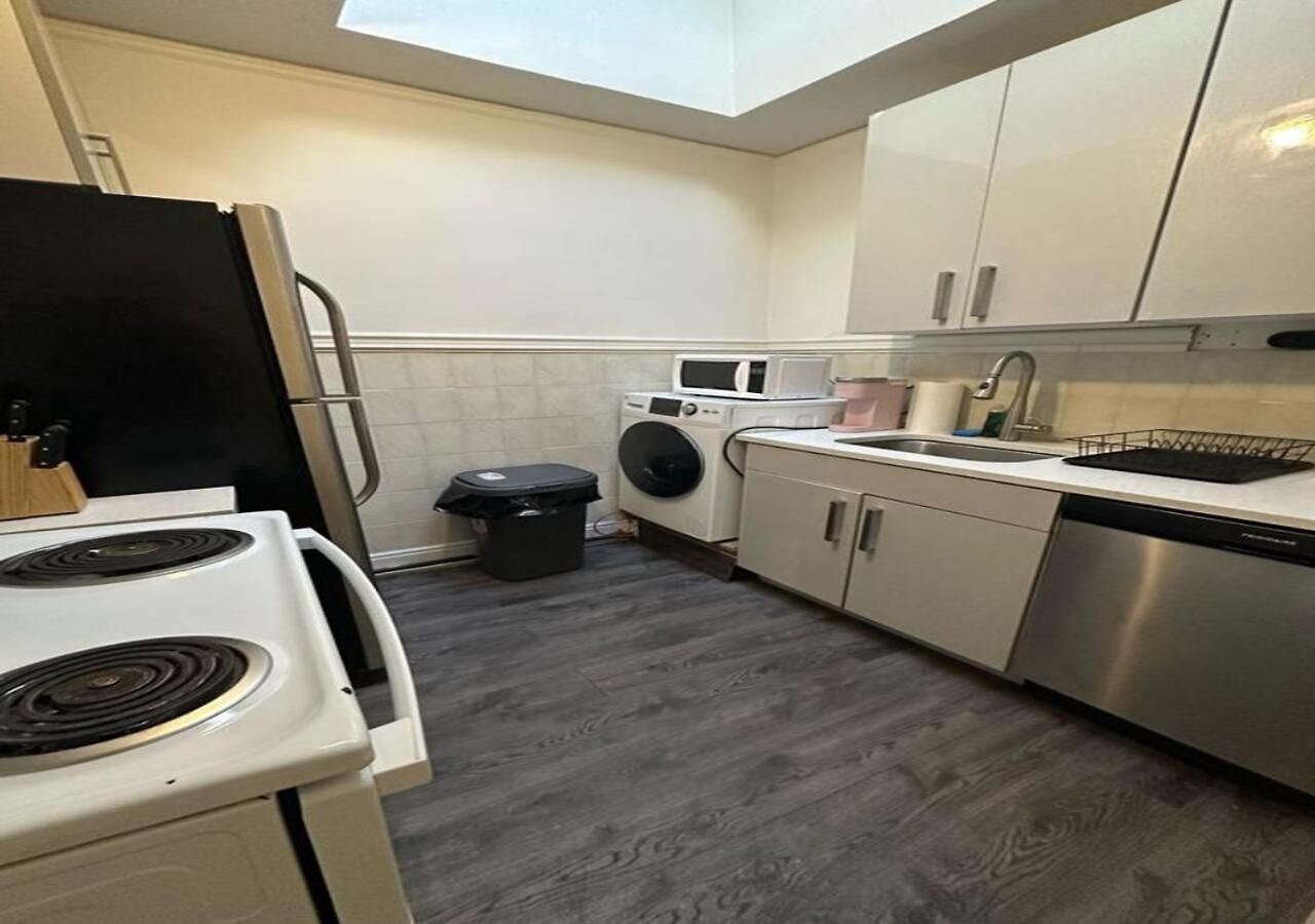 Apartment Four Bedroom Prime Furnished Rental, June To Aug 90 Days Required *