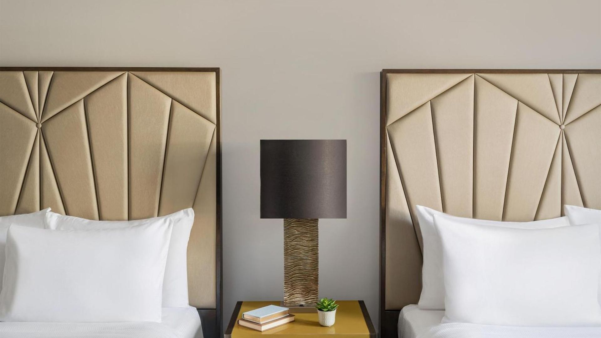 Martinique On Broadway, Curio Collection By Hilton 4*