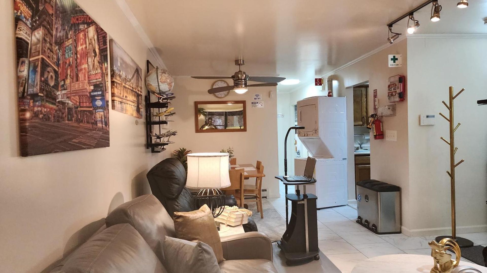 Booking.com Exxlusive: Fully Furnished One Bedroom Entire With Full Size Bed. For One Person Or Couple, Soulmate Positive Friendship *