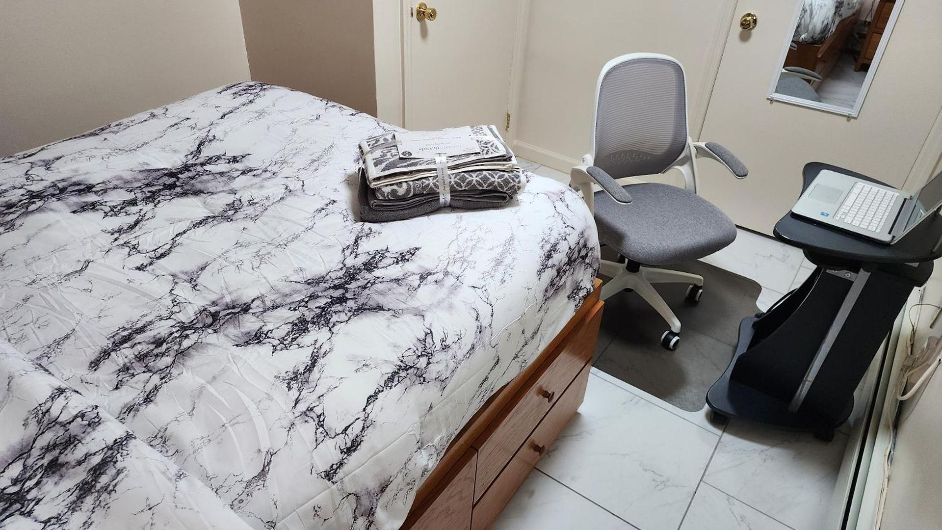 Apartment Booking.com Exxlusive: Fully Furnished One Bedroom Entire With Full Size Bed. For One Person Or Couple, Soulmate Positive Friendship