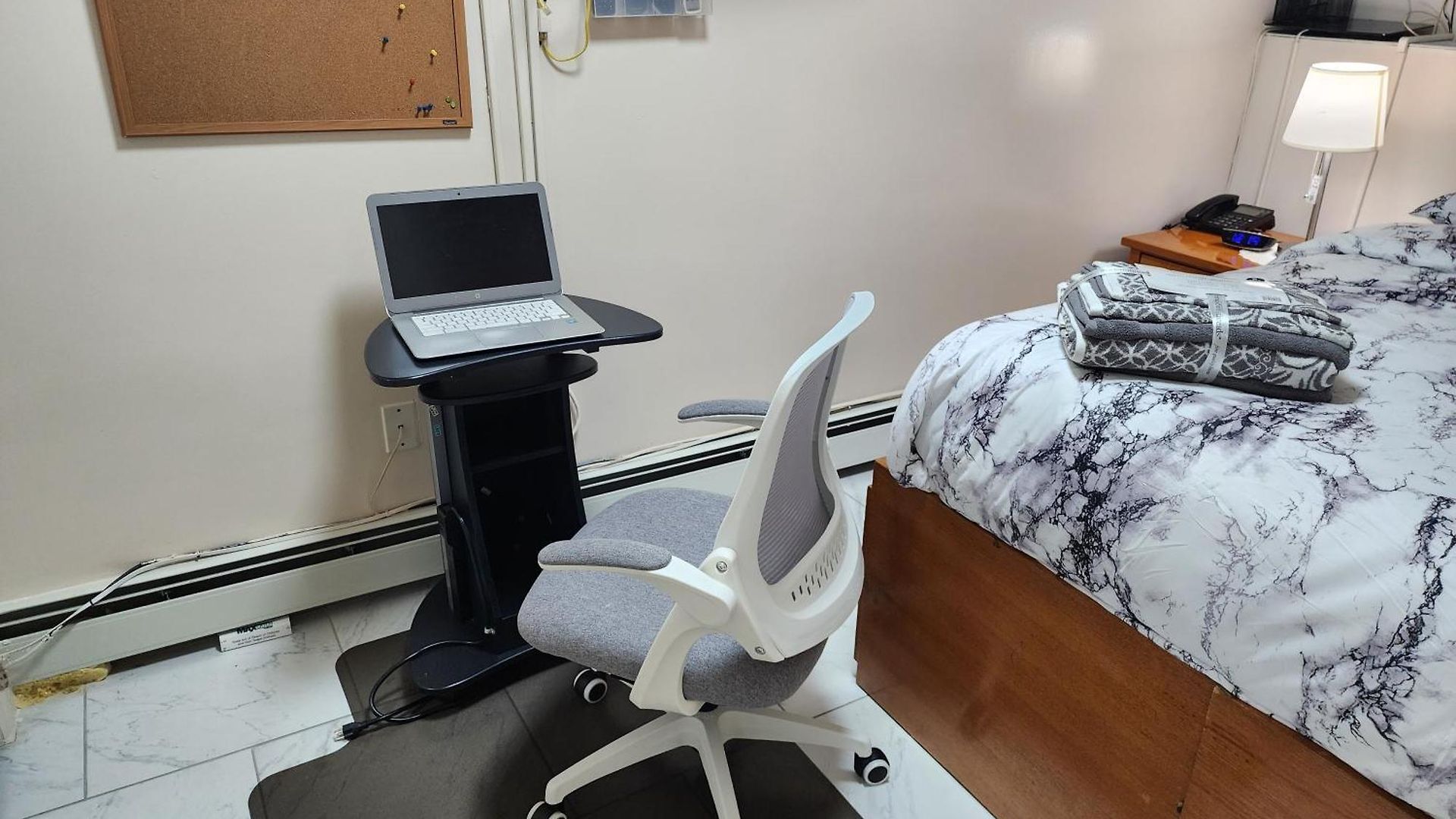 Booking.com Exxlusive: Fully Furnished One Bedroom Entire With Full Size Bed. For One Person Or Couple, Soulmate Positive Friendship