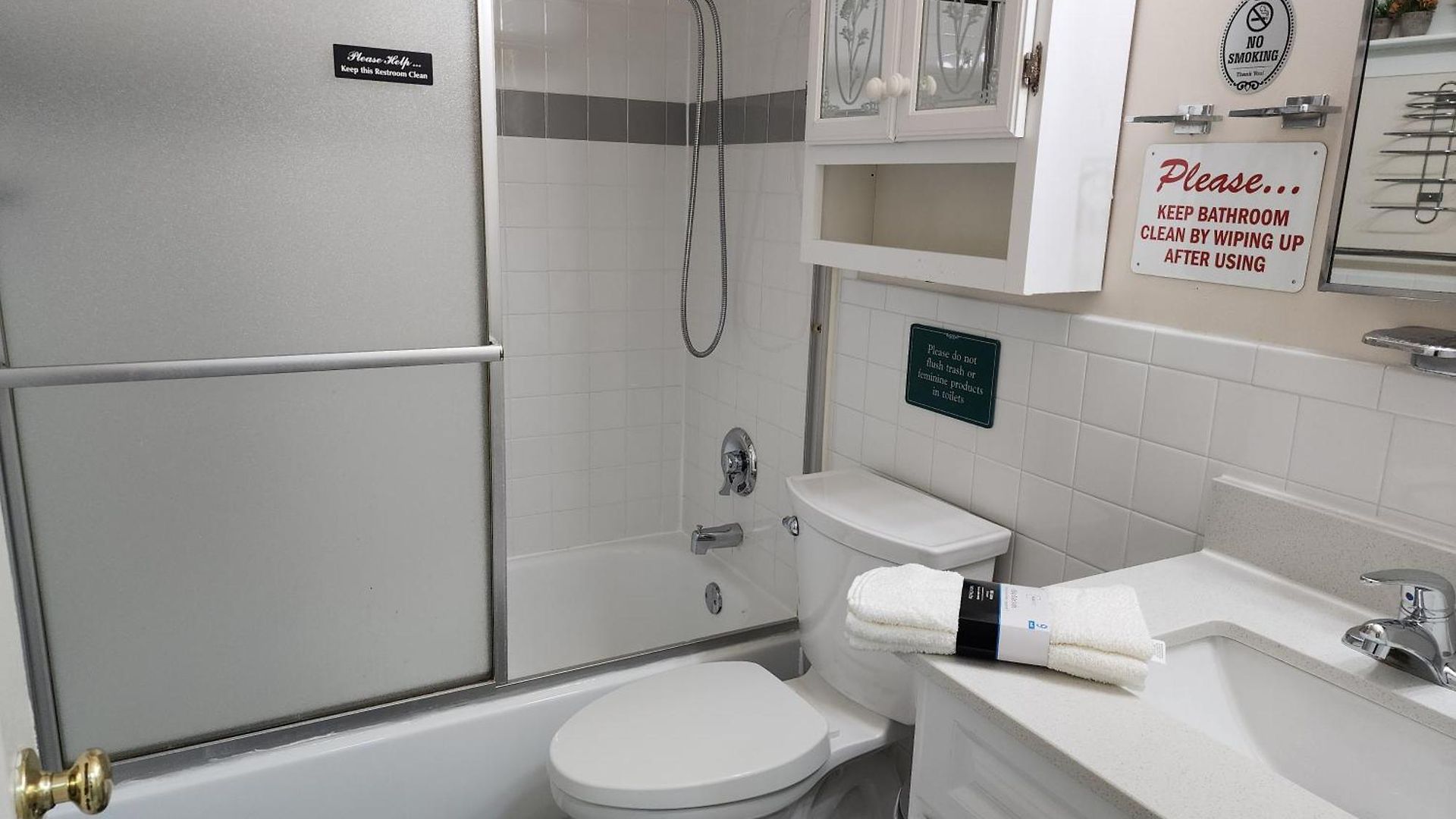 Apartment Booking.com Exxlusive: Fully Furnished One Bedroom Entire With Full Size Bed. For One Person Or Couple, Soulmate Positive Friendship *