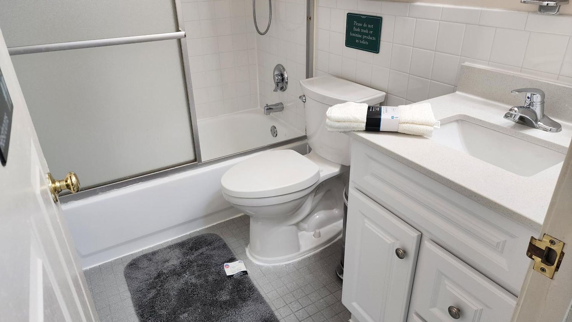 Booking.com Exxlusive: Fully Furnished One Bedroom Entire With Full Size Bed. For One Person Or Couple, Soulmate Positive Friendship *
