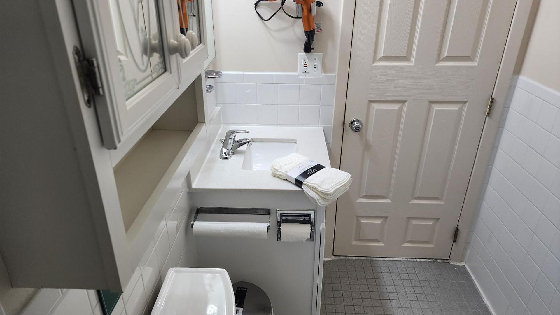 Booking.com Exxlusive: Fully Furnished One Bedroom Entire With Full Size Bed. For One Person Or Couple, Soulmate Positive Friendship New York