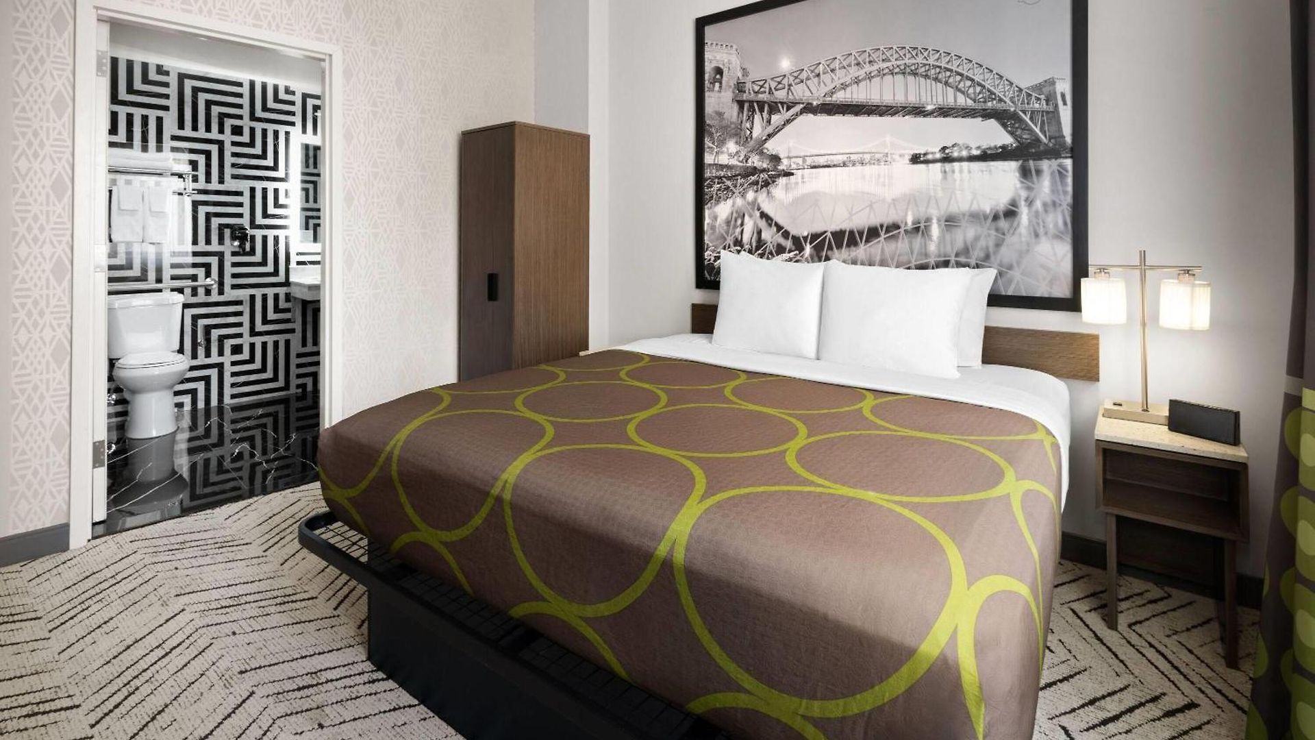 Super 8 By Wyndham Bronx Near Stadium