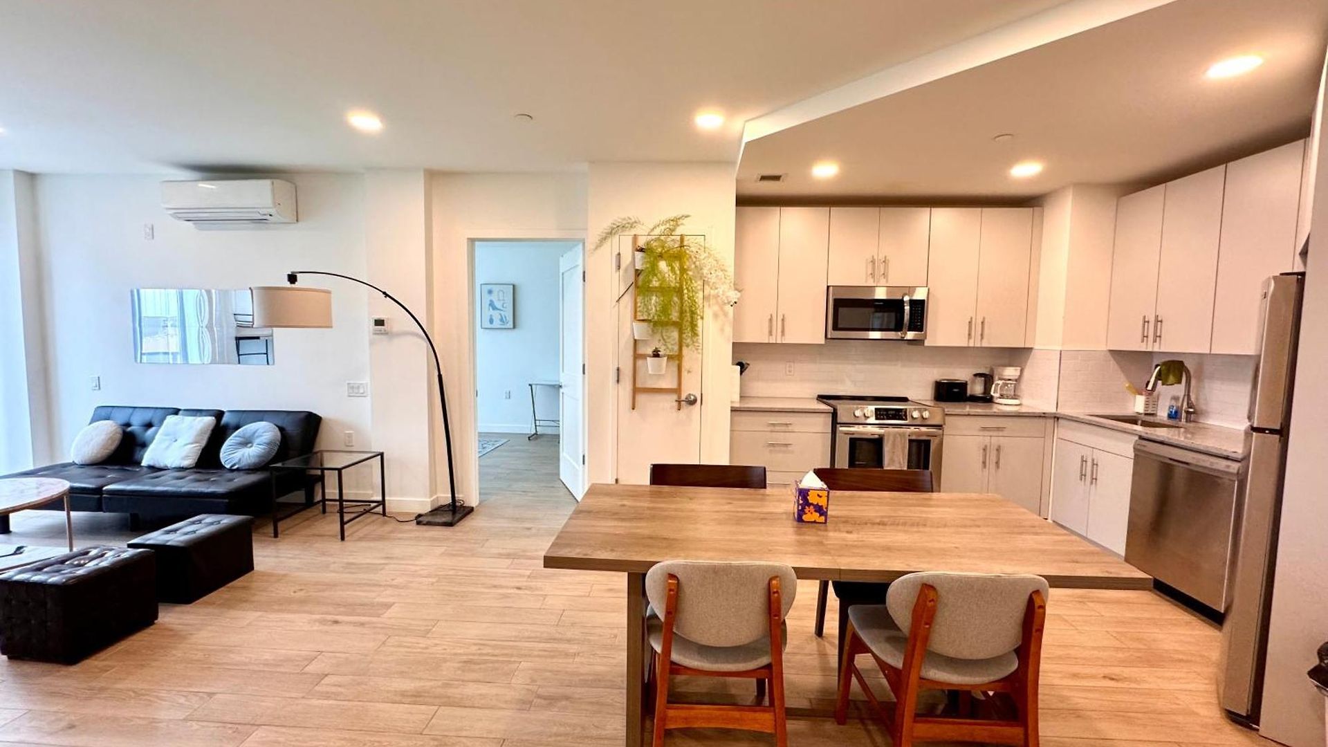Peaceful Quiet Spacious New Modern Penthouse 3-bedroom With A Balcony