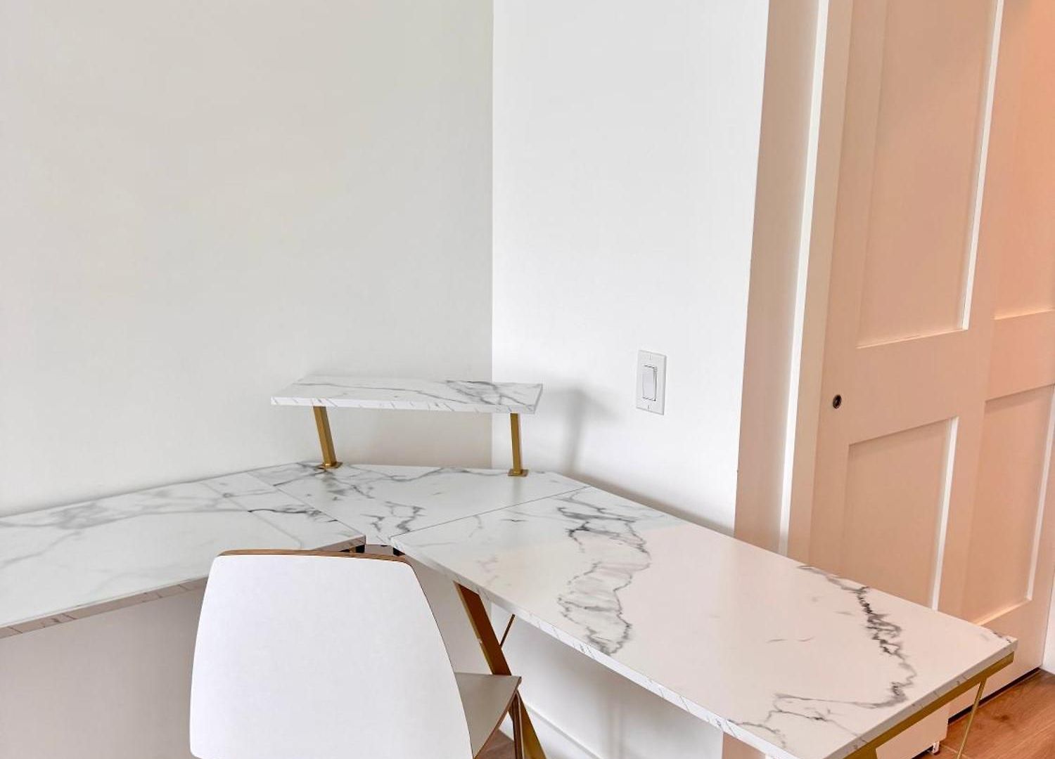 Peaceful Quiet Spacious New Modern Penthouse 3-bedroom With A Balcony