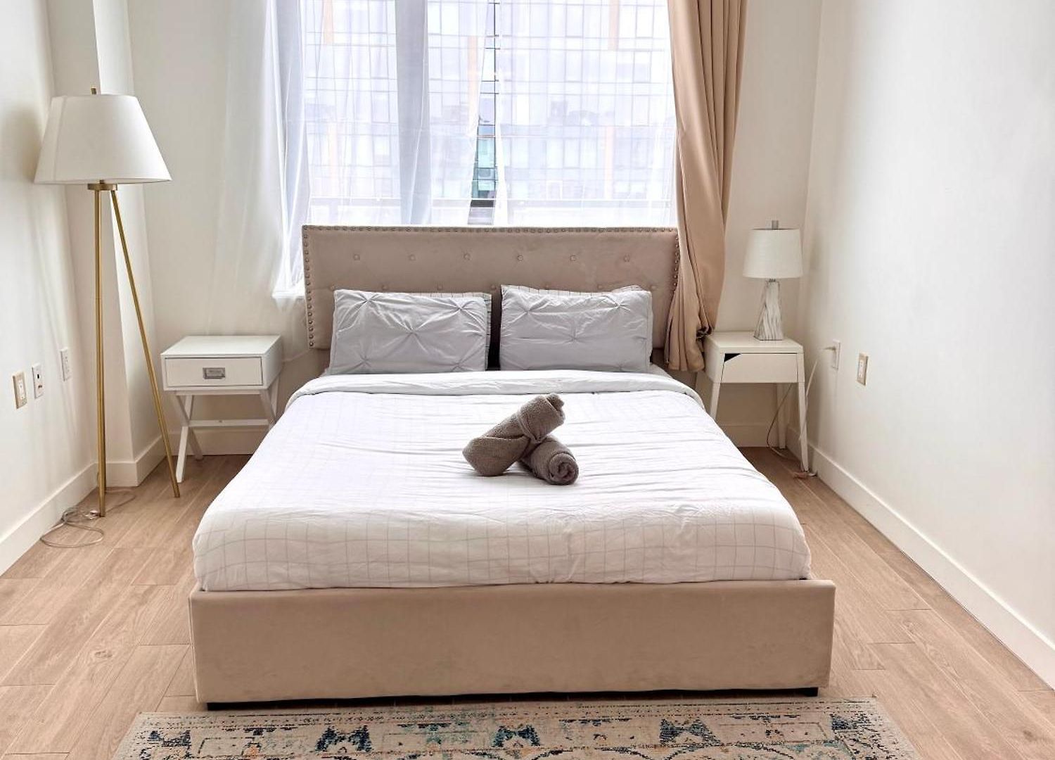 Peaceful Quiet Spacious New Modern Penthouse 3-bedroom With A Balcony New York