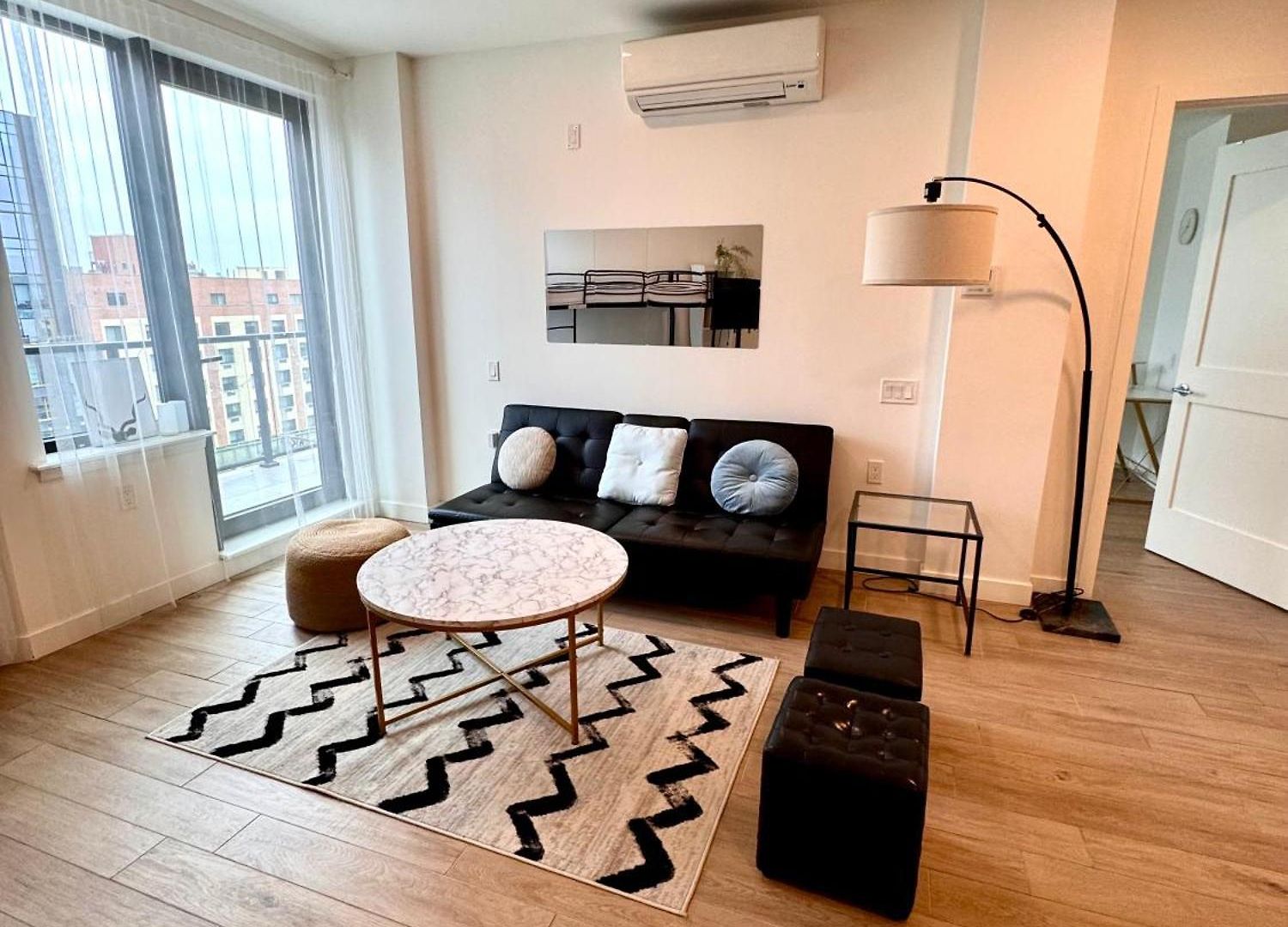 Peaceful Quiet Spacious New Modern Penthouse 3-bedroom With A Balcony Apartment *