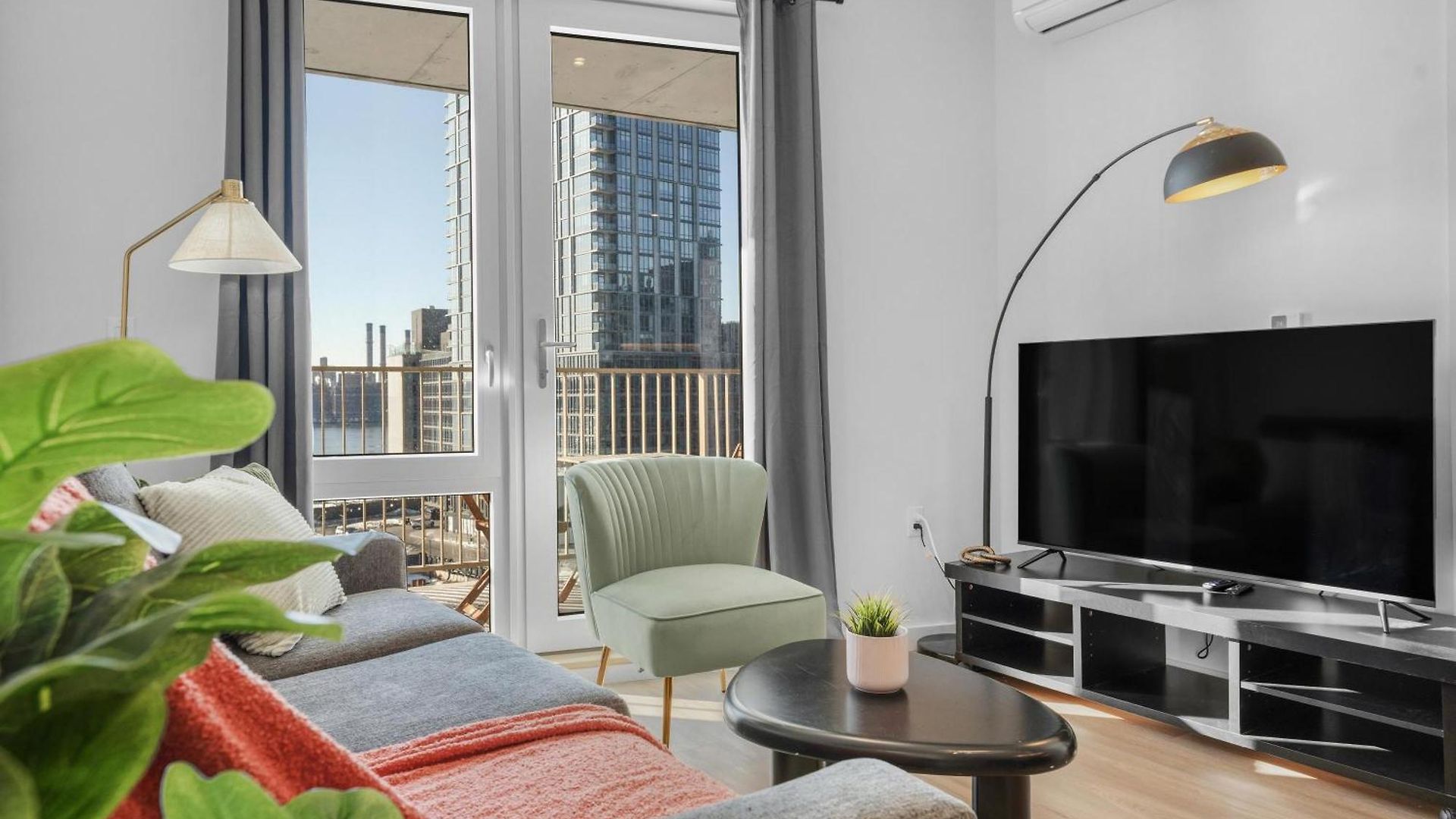 Stylish Brooklyn Retreat - Steps To G Train 5*