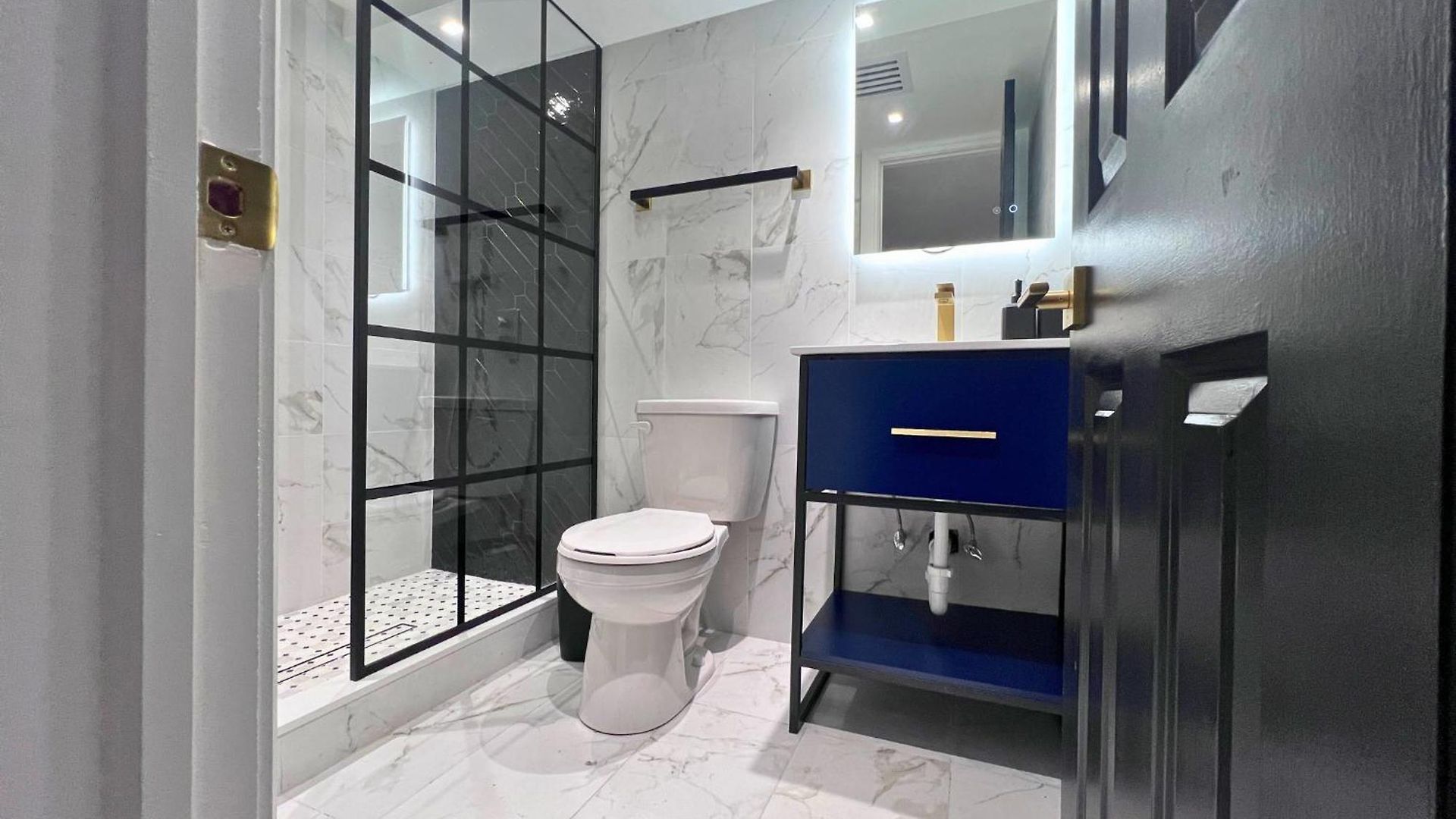 Homestay Great Location With Parking, 10 Min To Lga & Subway