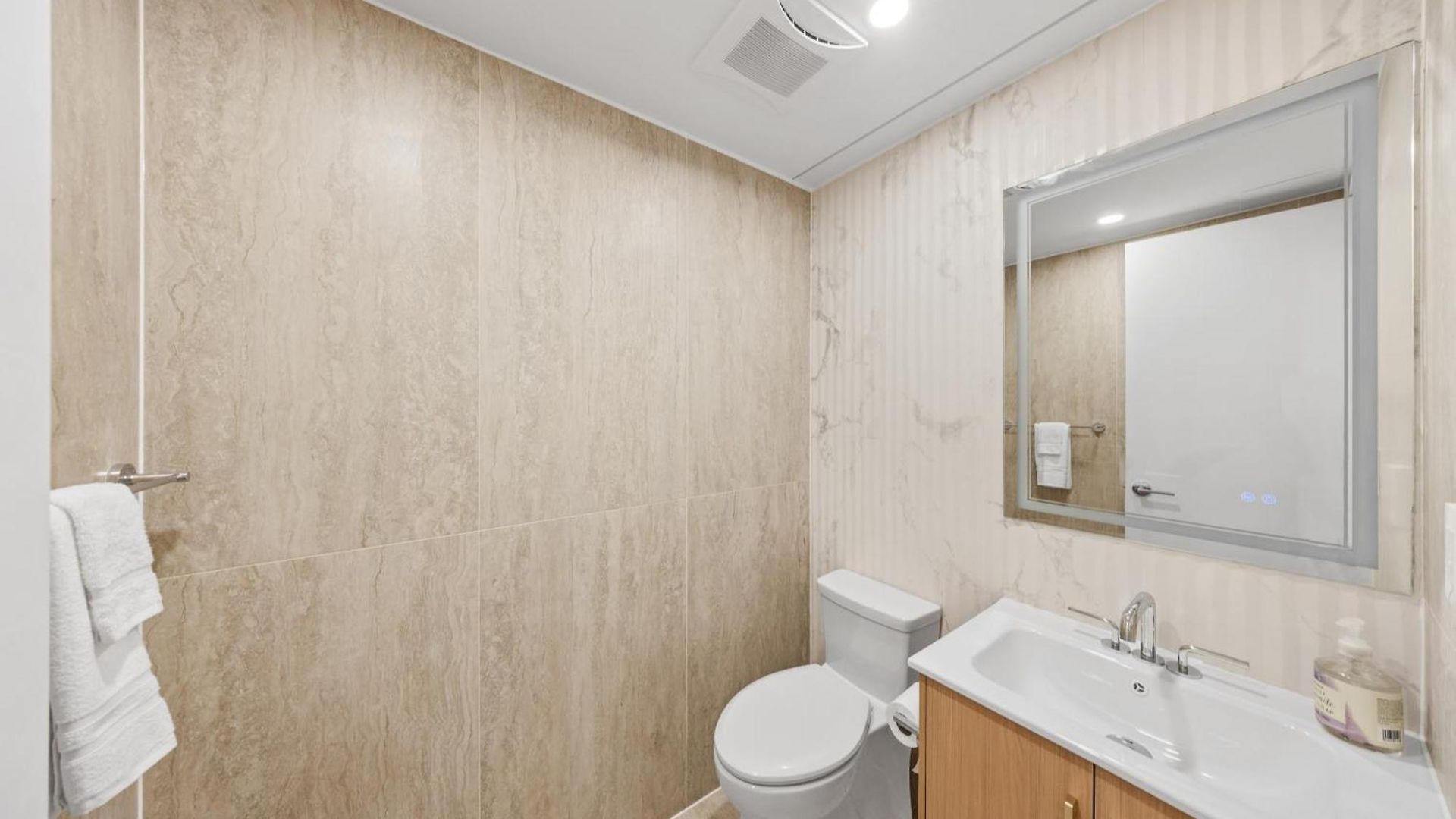Chic Times Square 1br Entire - Private Kitchen & Bath - Hosts 4 Guest house