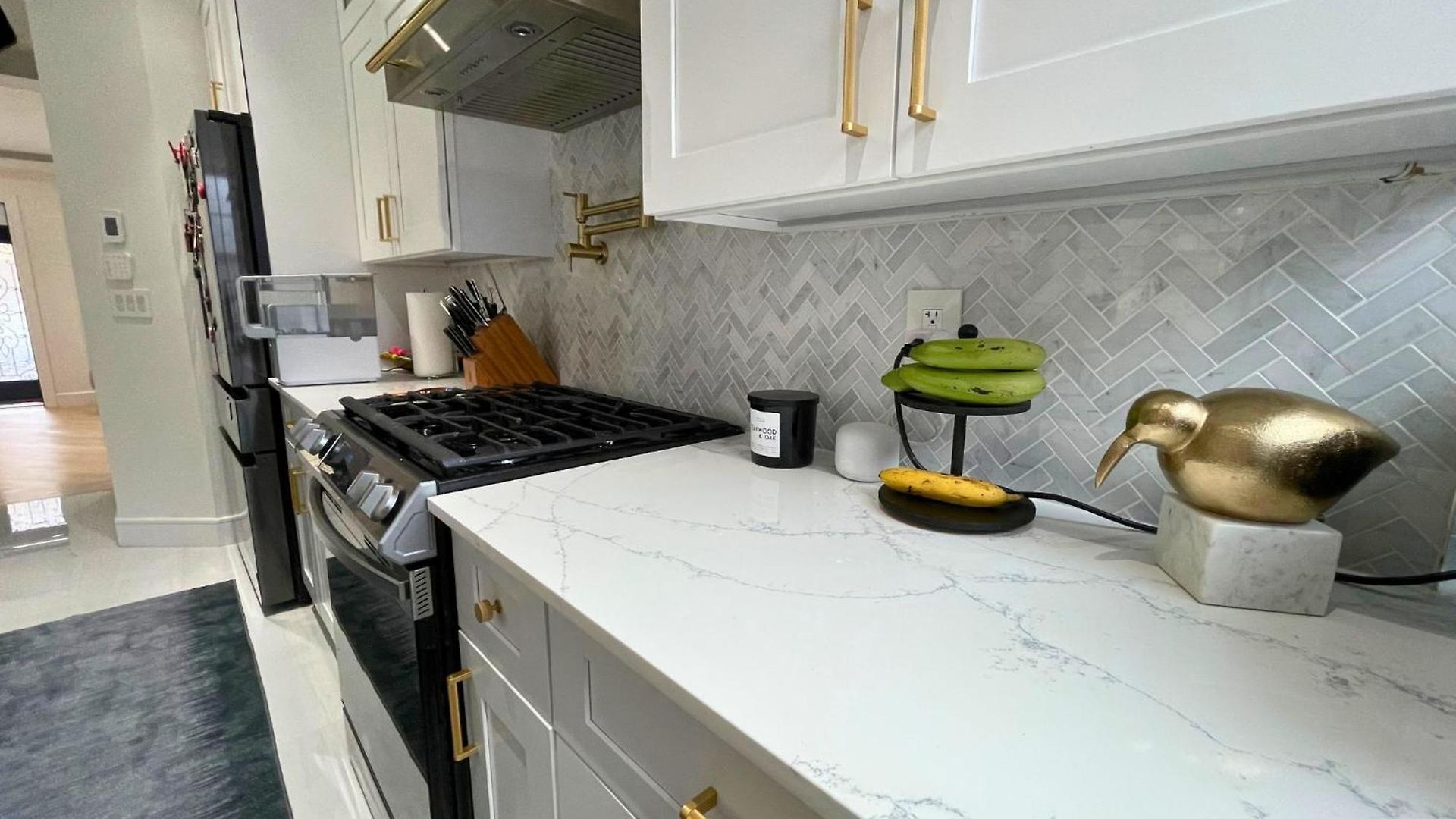 Great Location With Parking, 10 Min To Lga & Subway *