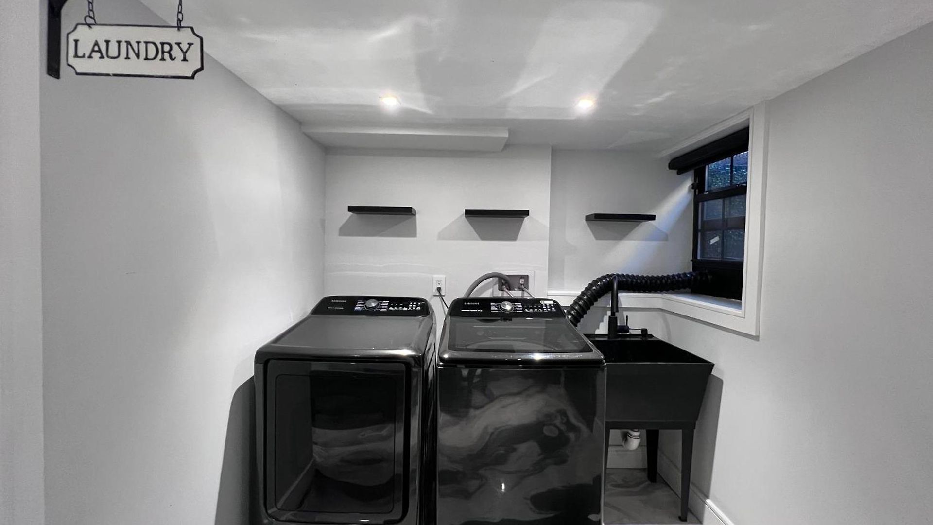 Homestay Great Location With Parking, 10 Min To Lga & Subway New York
