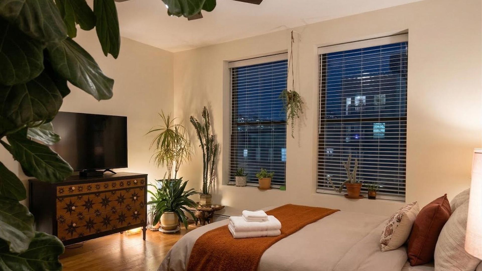 Sunlit Luxury 2br Harlem Brownstone Retreat - Near Express Trains New York
