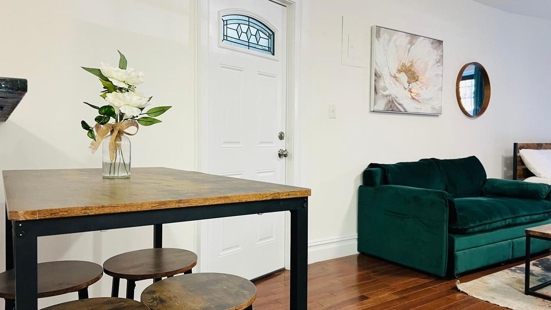 Westside Crown Plaza Apartment *