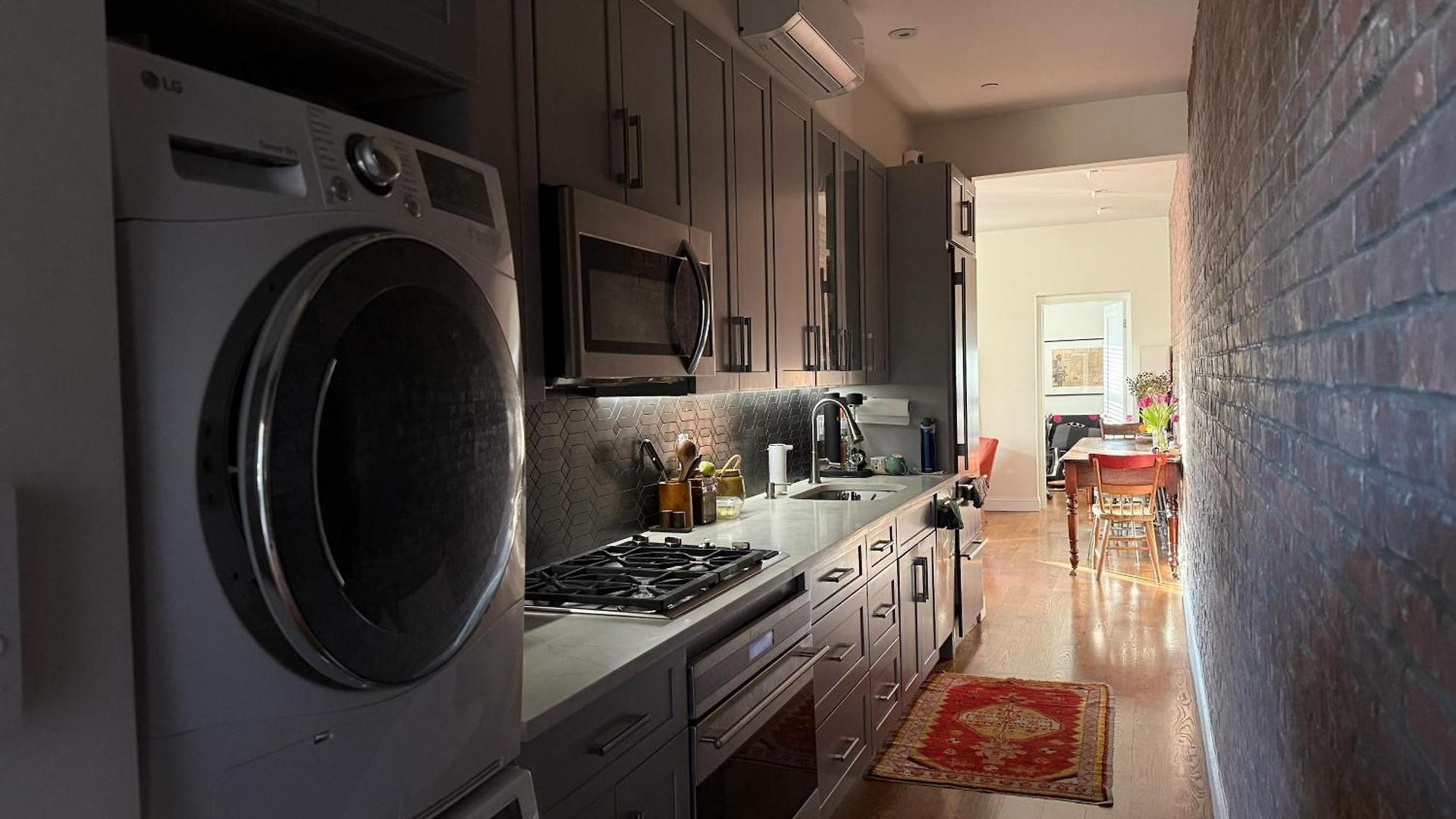 Sunlit Luxury 2br Harlem Brownstone Retreat - Near Express Trains