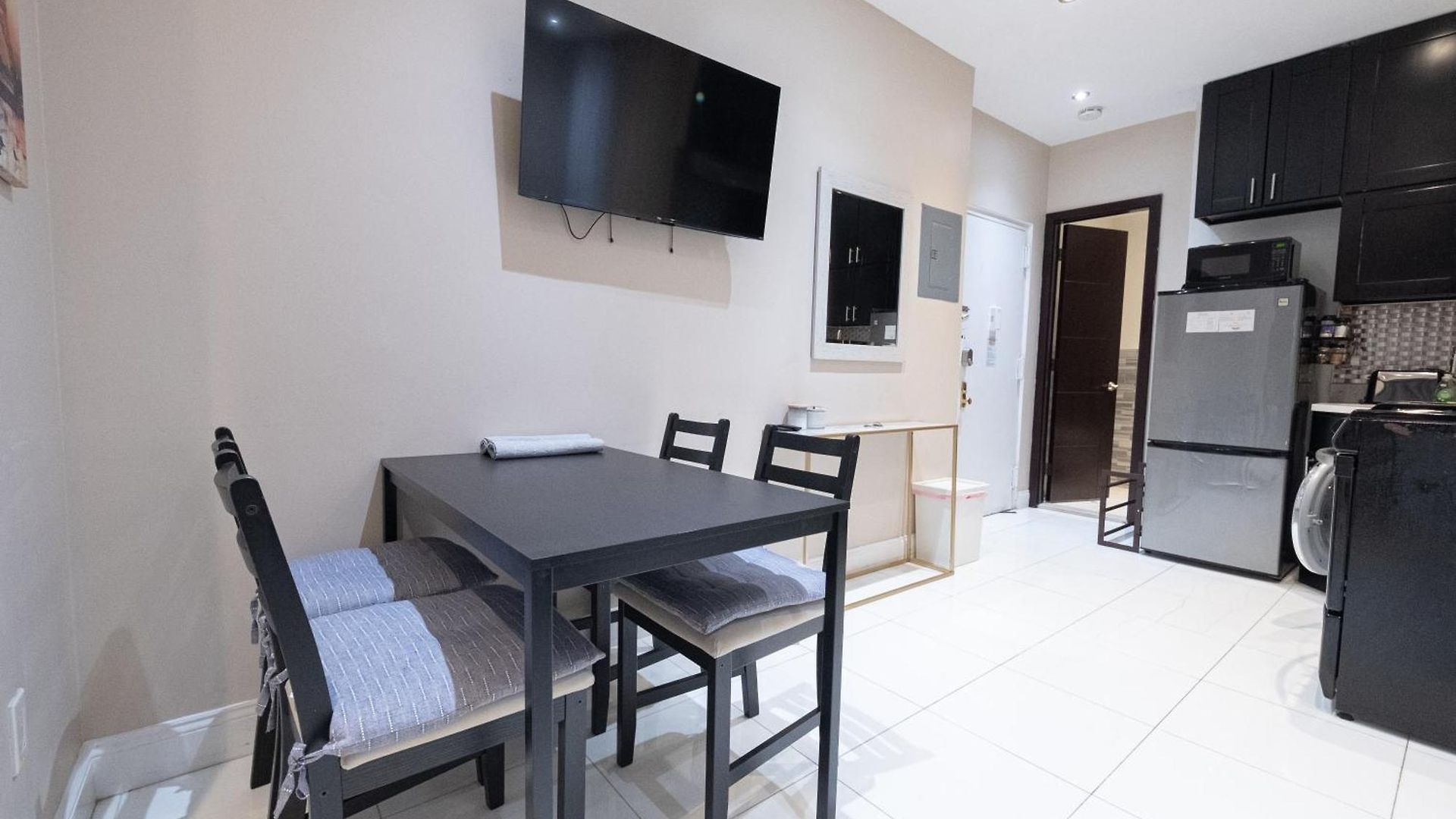 Comfy 2 Bedroom On Park West New York