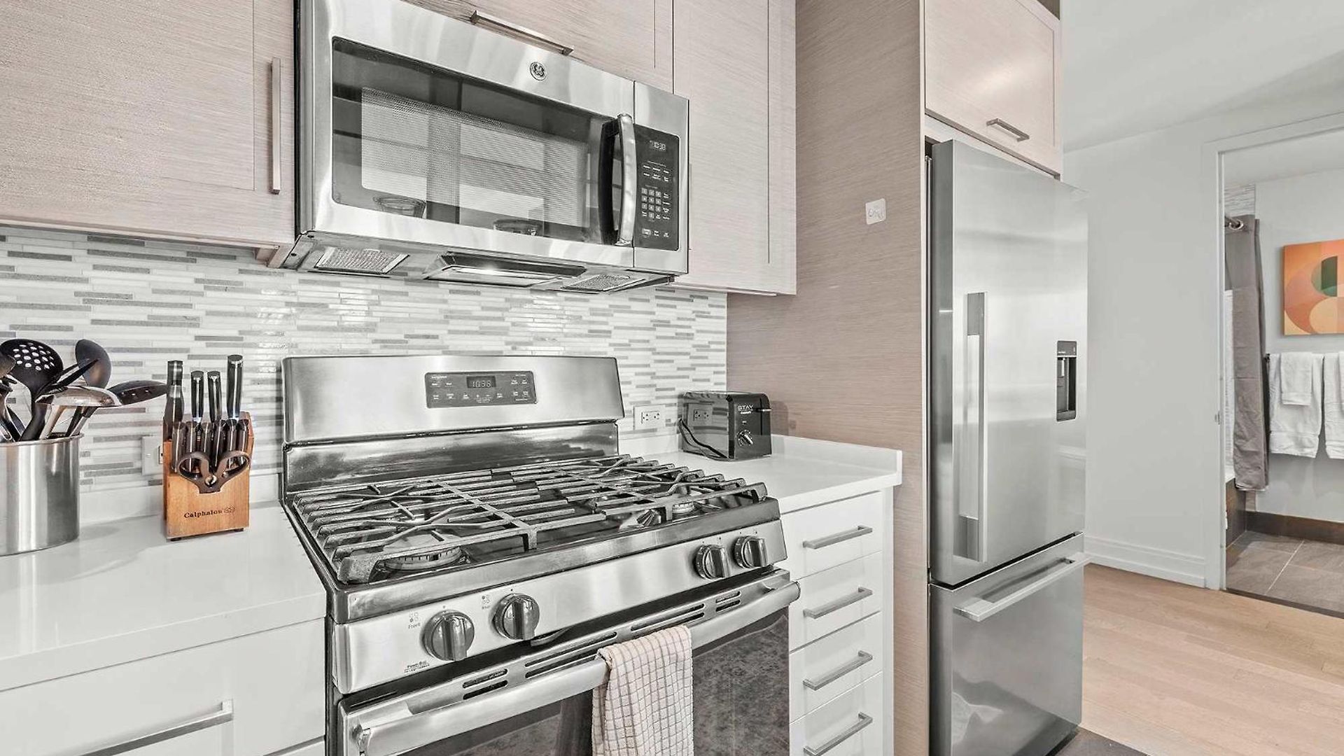 Spacious Luxury With Wash And Dryer Apartment *