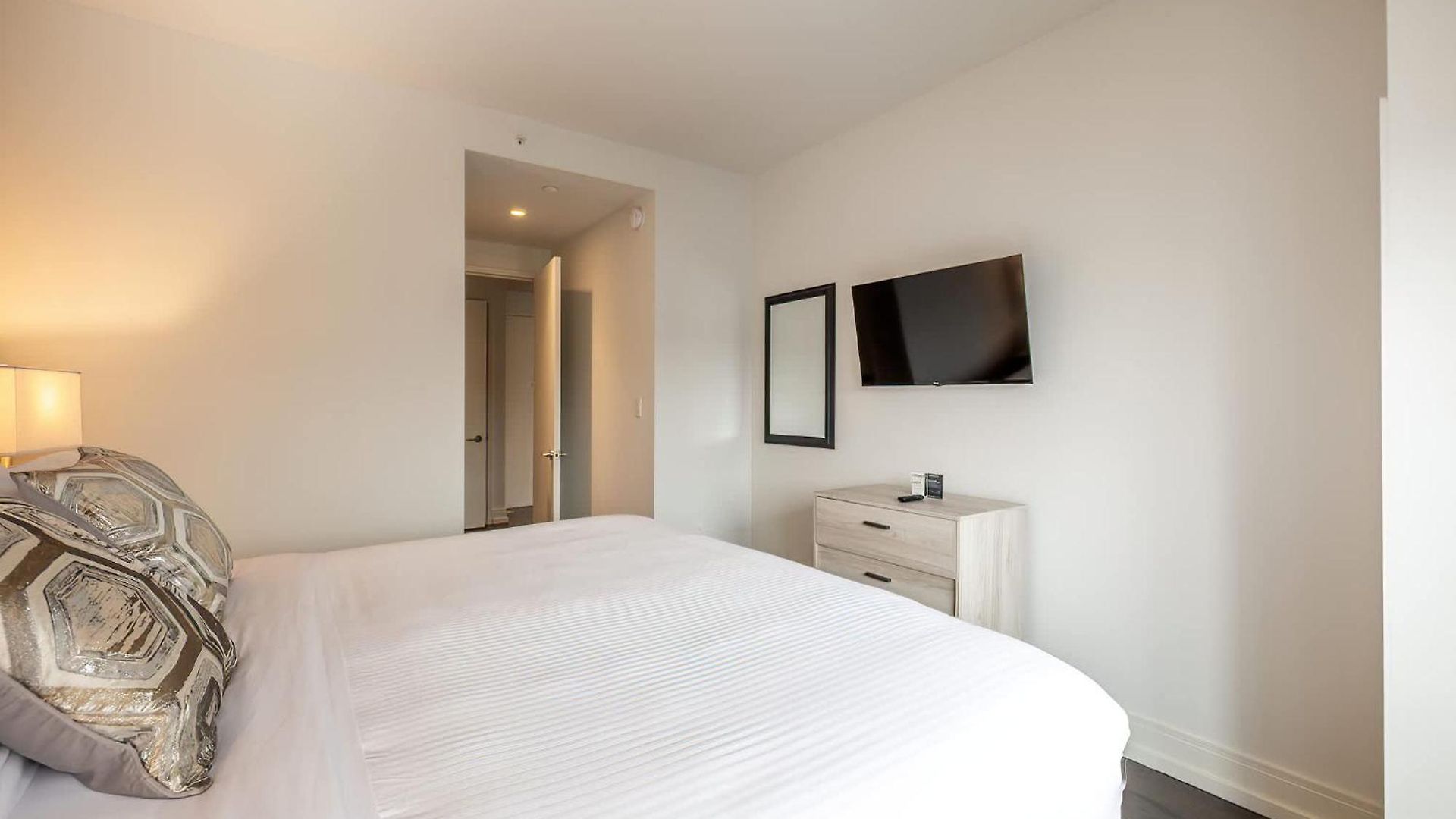 Luxury With Gym & Pool Apartment *