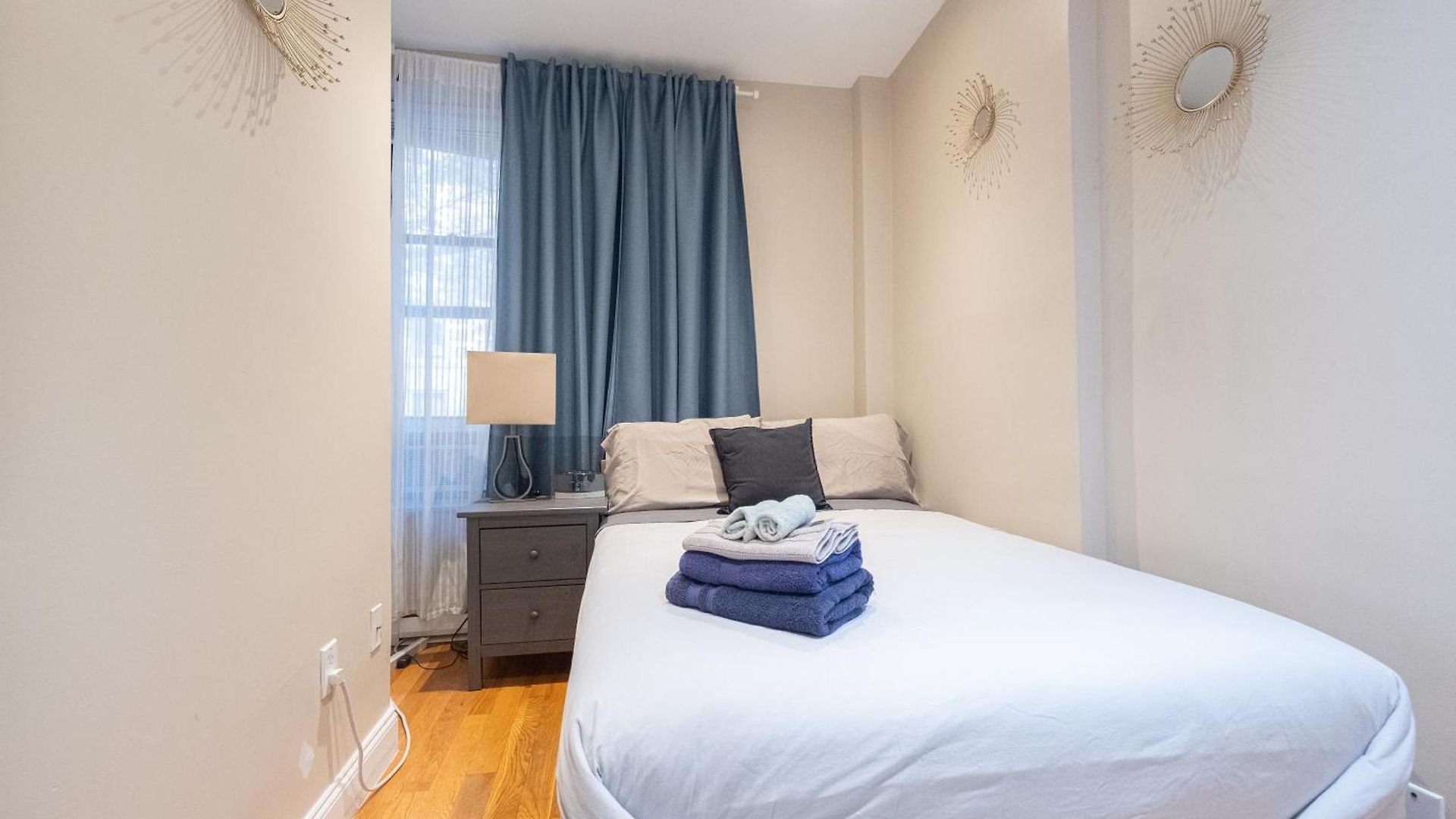 Comfy 2 Bedroom On Park West *