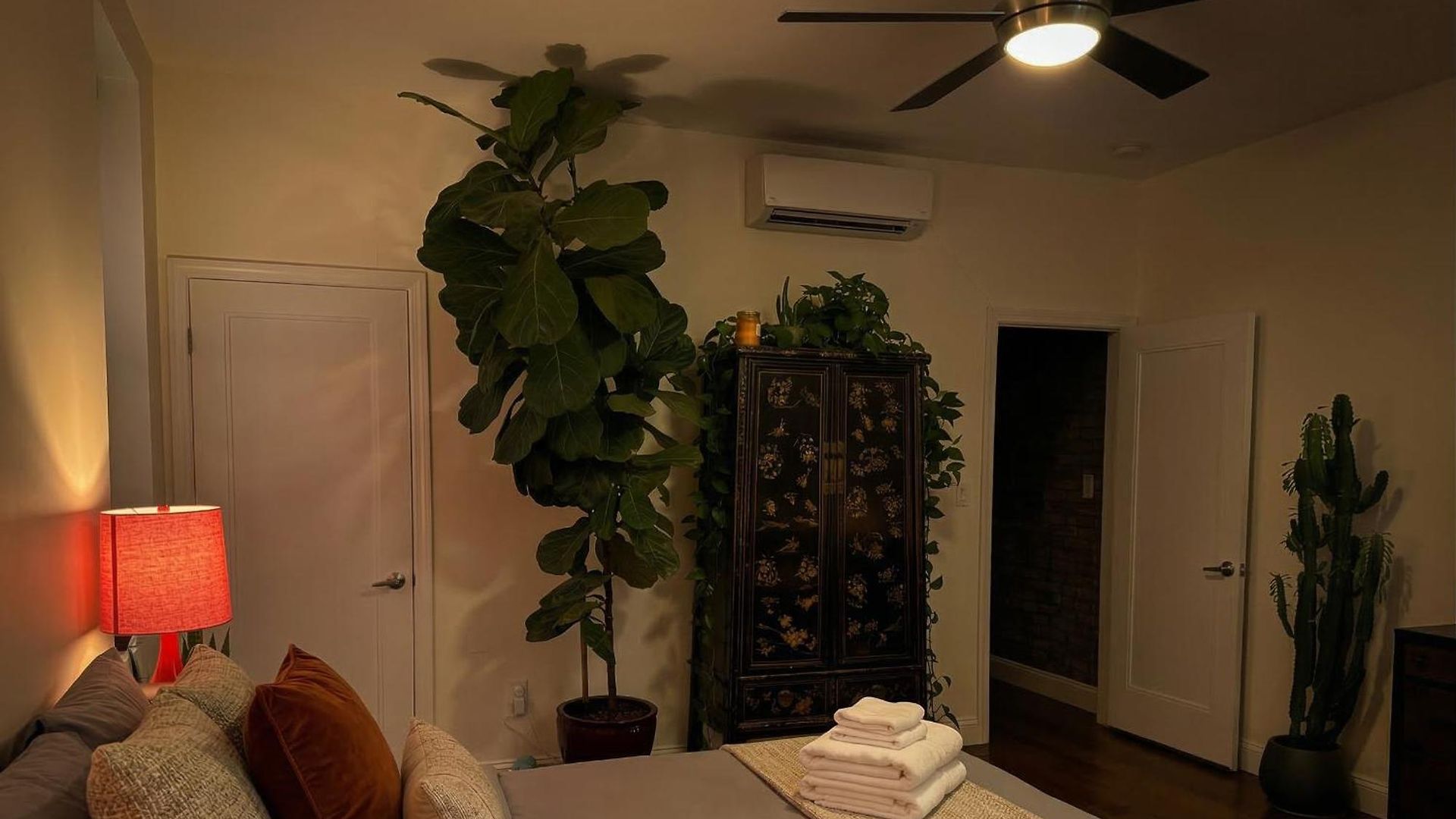 Sunlit Luxury 2br Harlem Brownstone Retreat - Near Express Trains *