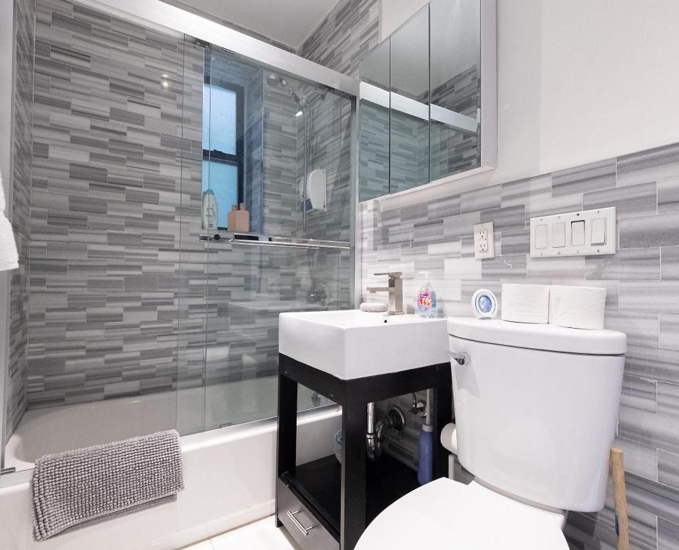 Comfy 2 Bedroom On Park West *