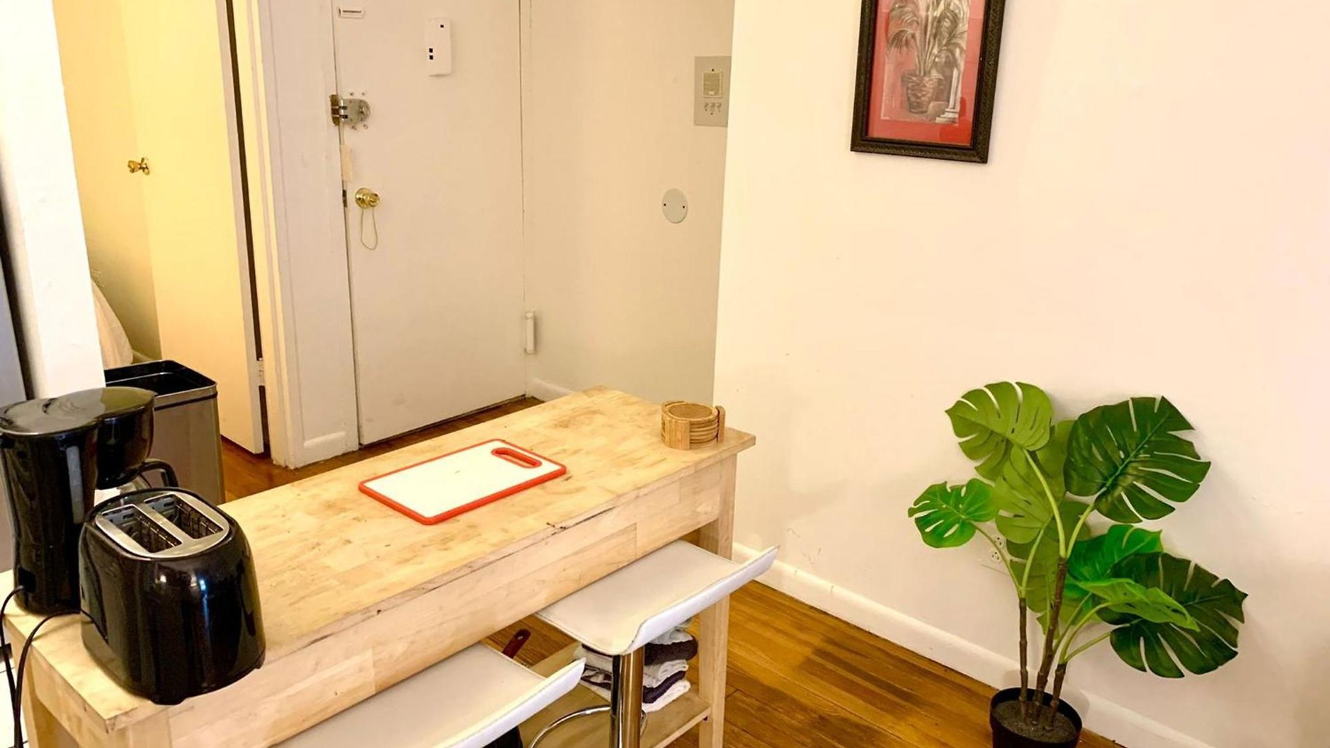 Prime Location 2 Bedrooms Upper East Side Apartment