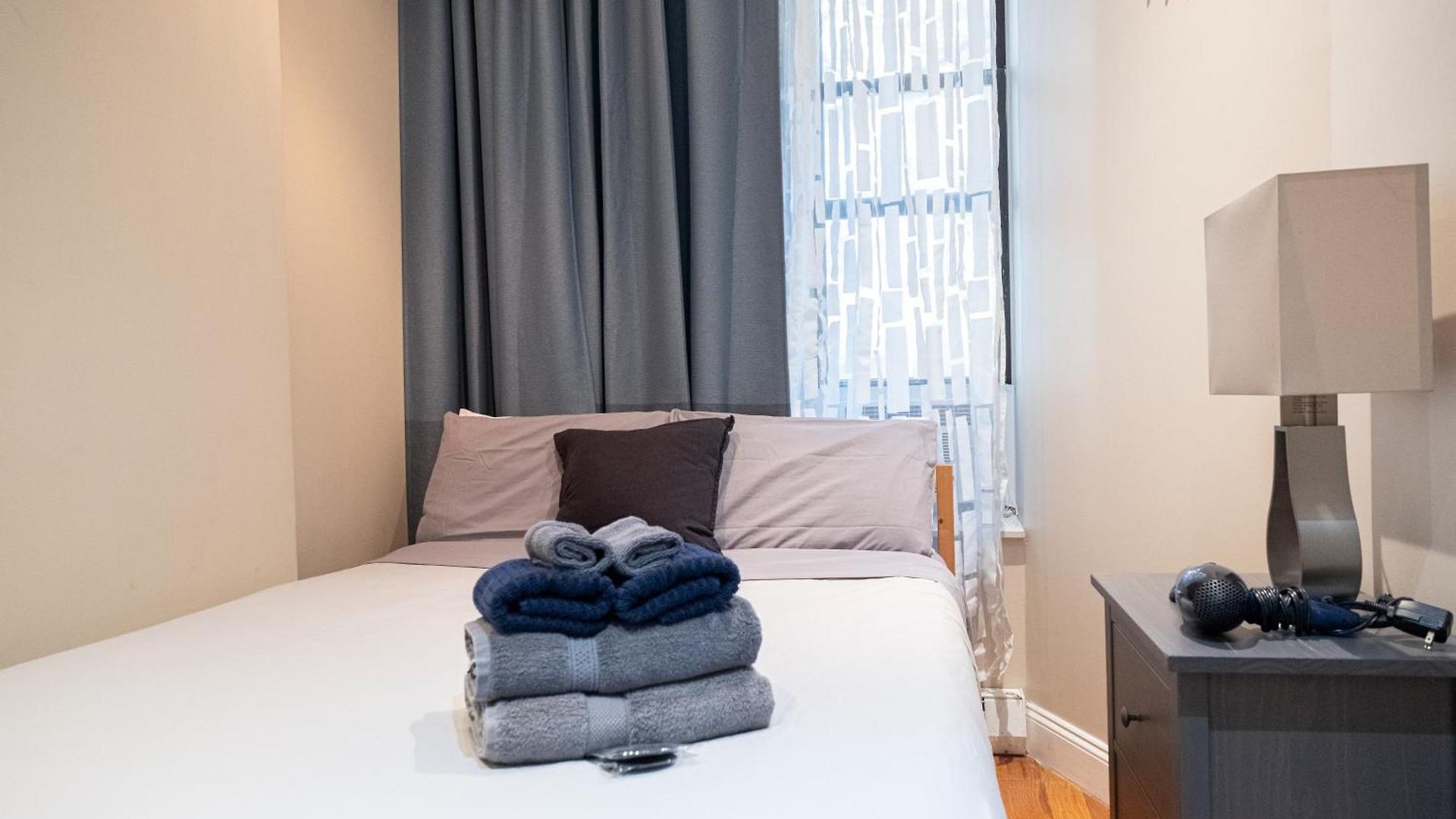 Comfy 2 Bedroom On Park West *