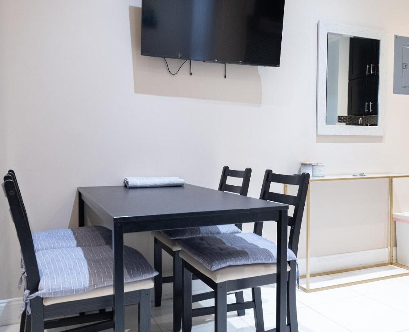 Comfy 2 Bedroom On Park West