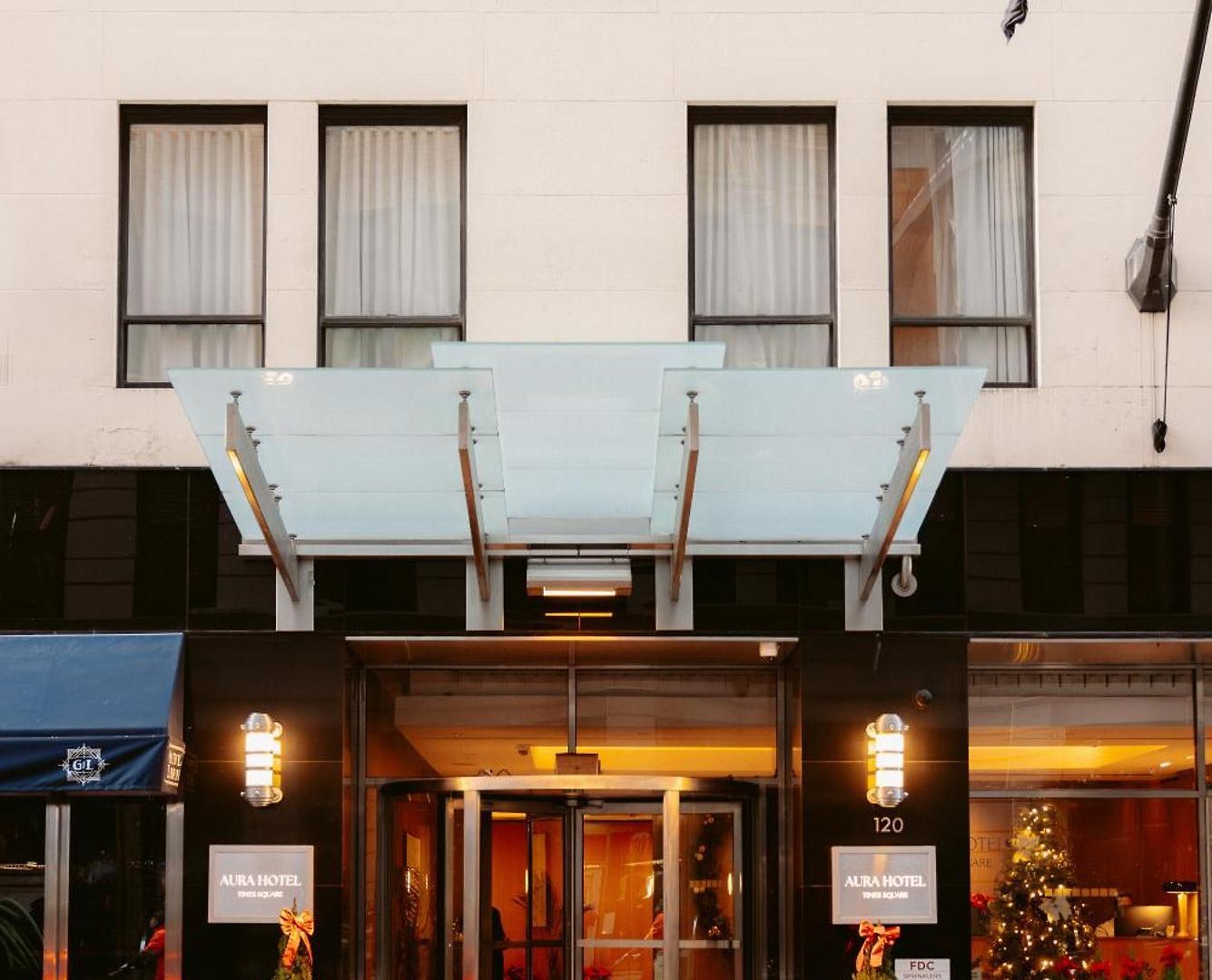 Aura Times Square 4*
