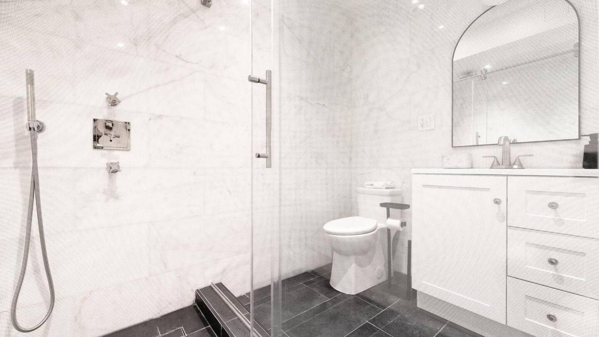 Apartment Newly Renovated 2br W Backyard New York