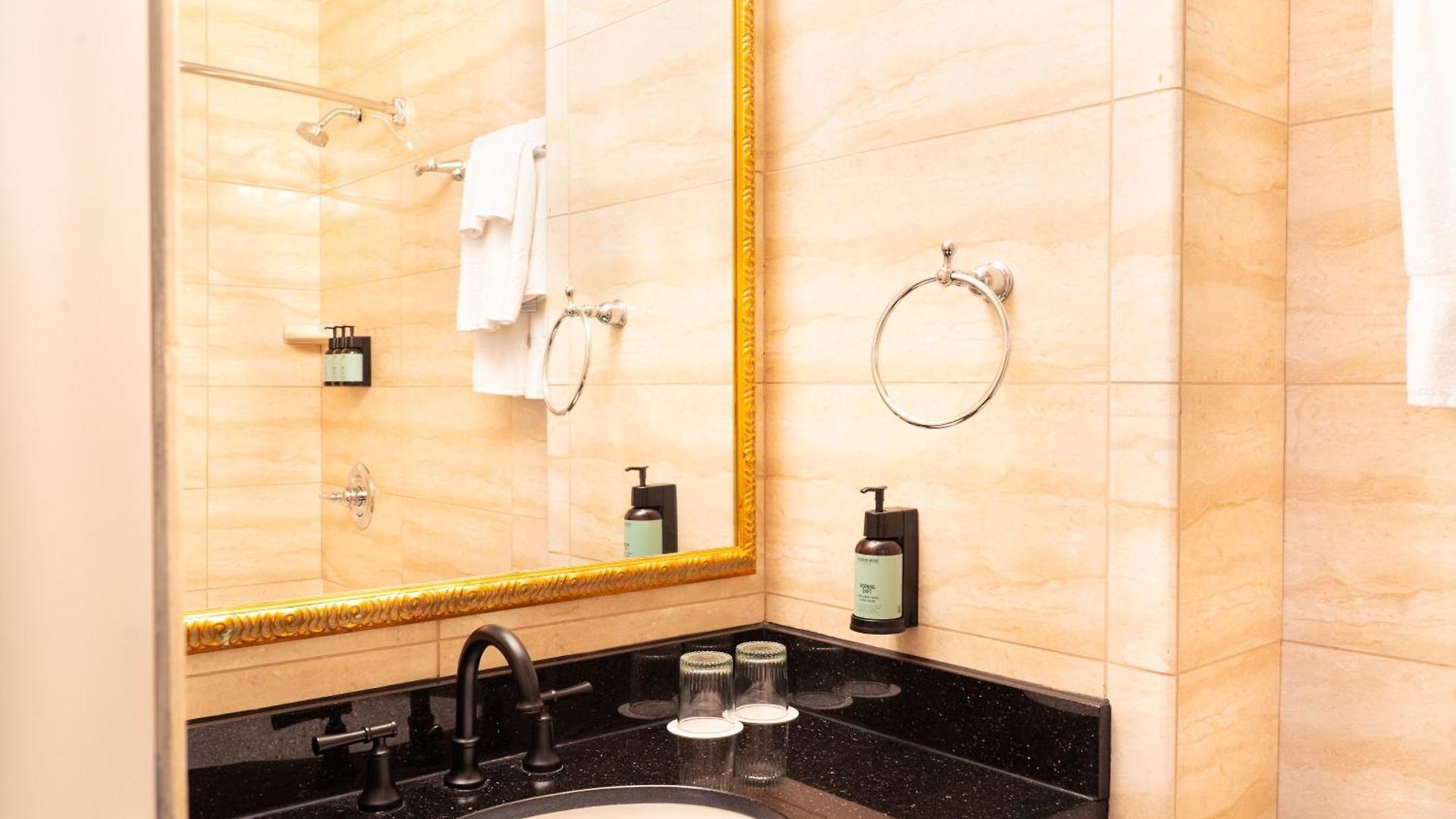 Stanford Hotel 3*