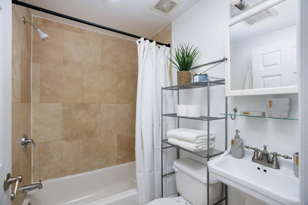 1435-3-3 Bedrooms 2bath W D Prime Upper East