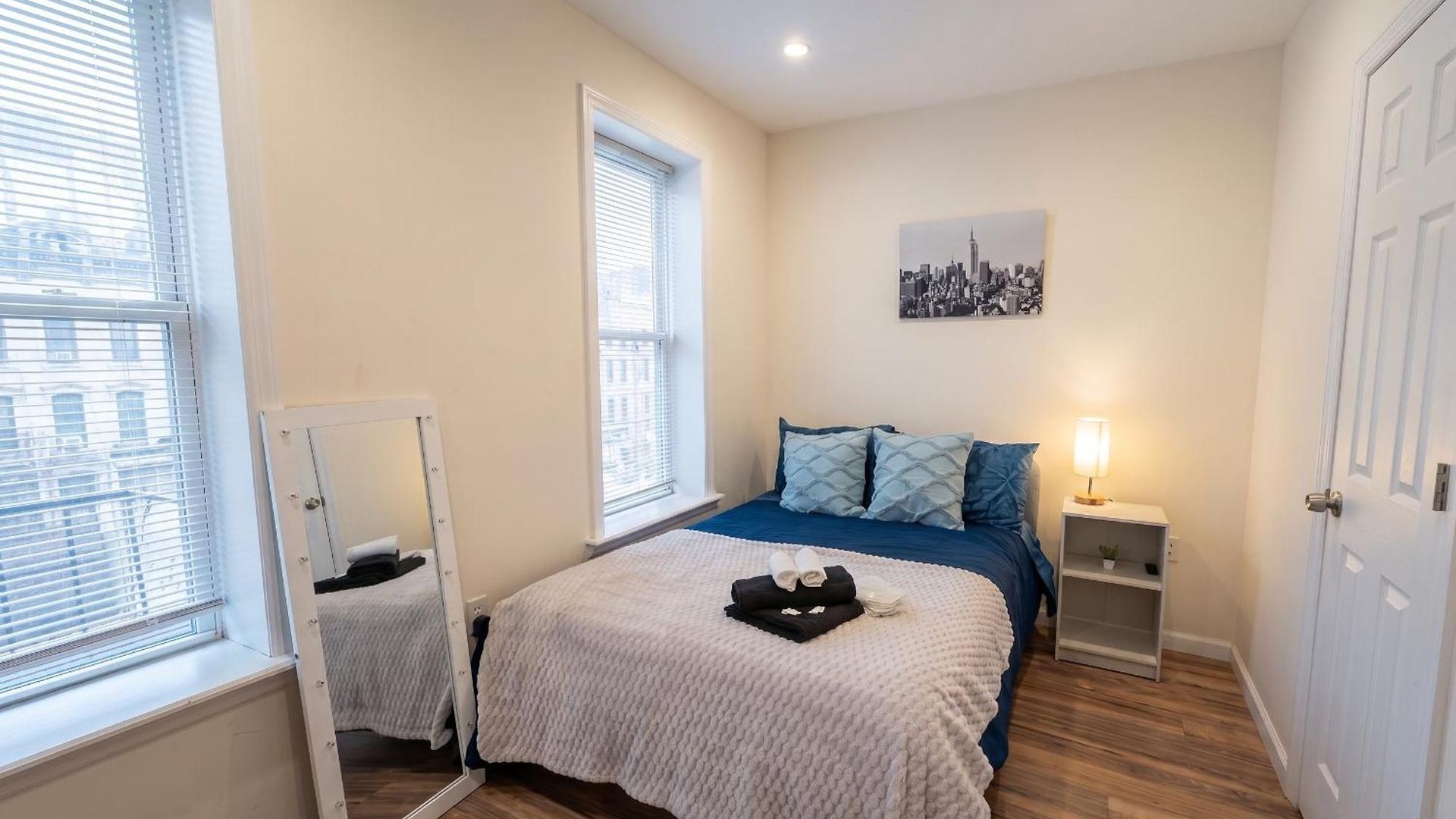 Next To Manhattan 2 Bedrooms - Subway 20 Steps, Manhattan 1 Stop Apartment