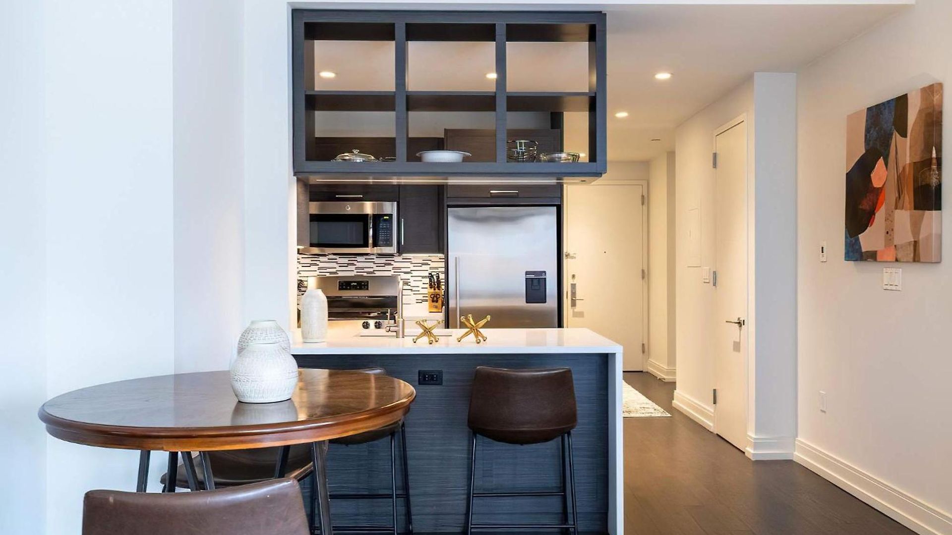 Modern Luxury Apartment *