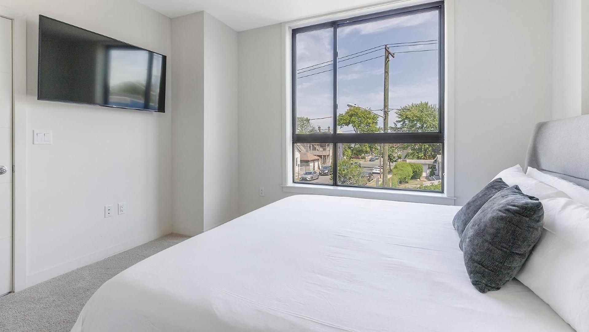 Landing Spectacular 2Bd Courtyard Gym Apartment
