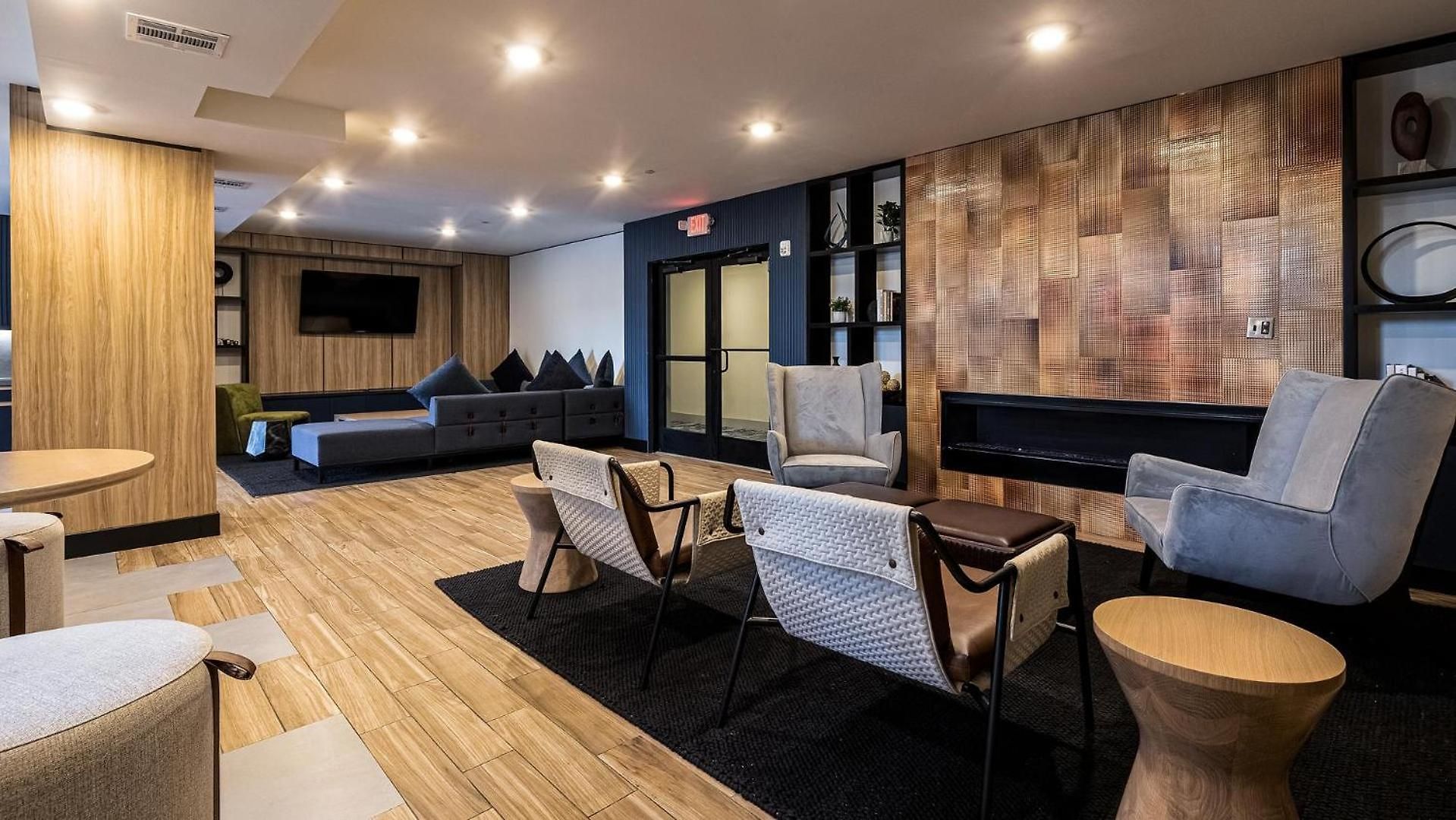 Landing Spectacular 2Bd Courtyard Gym Apartment *