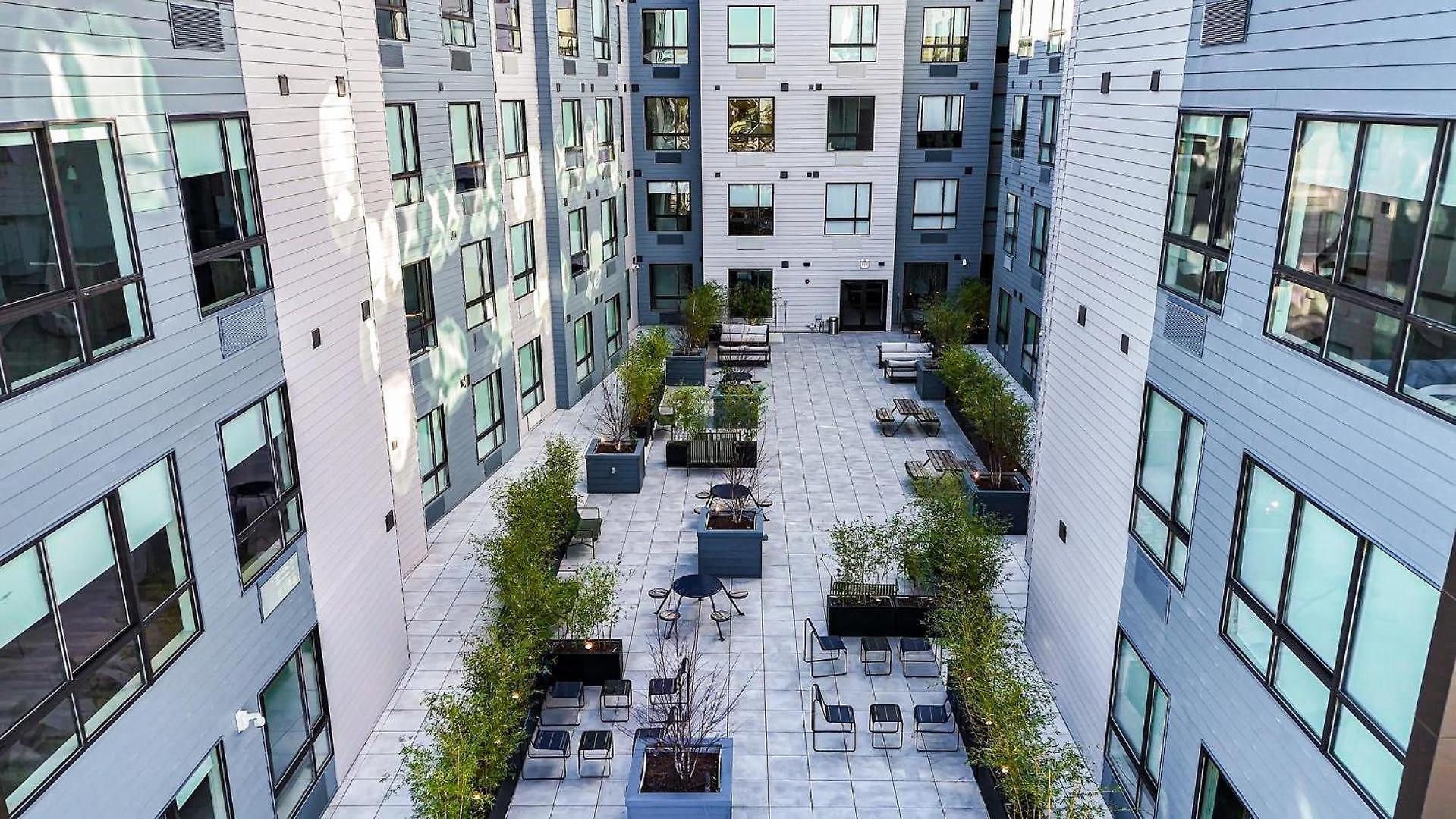 Landing Spectacular 2Bd Courtyard Gym Apartment *