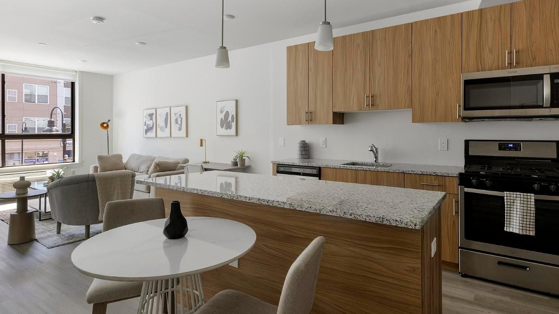 Landing Spectacular 2Bd Courtyard Gym Apartment *