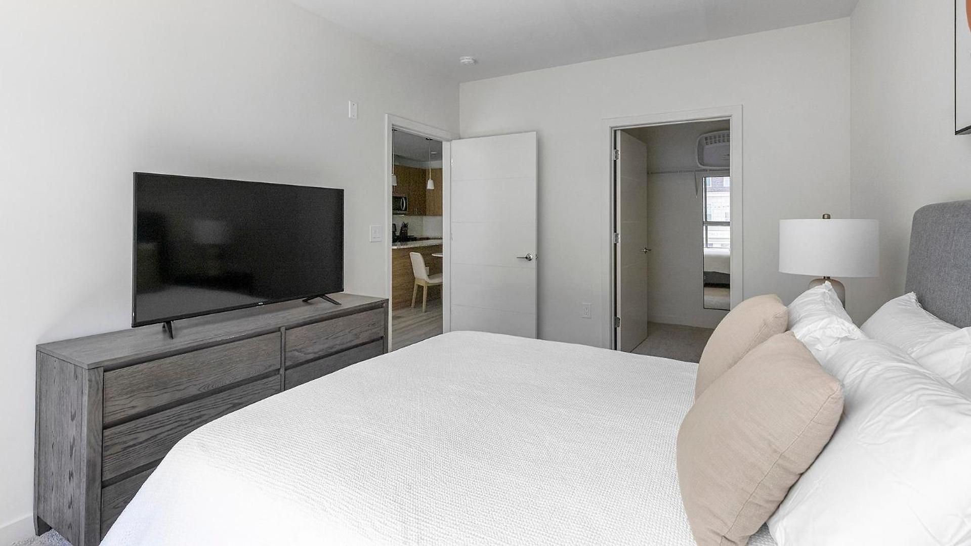 Landing Spectacular 2Bd Courtyard Gym Apartment