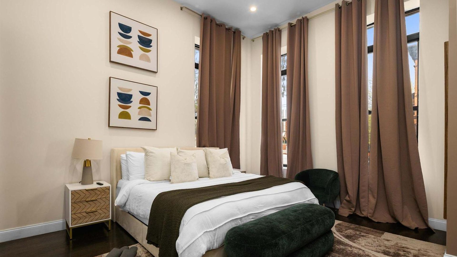 Stylish 3br Designer In Nyc Apartment