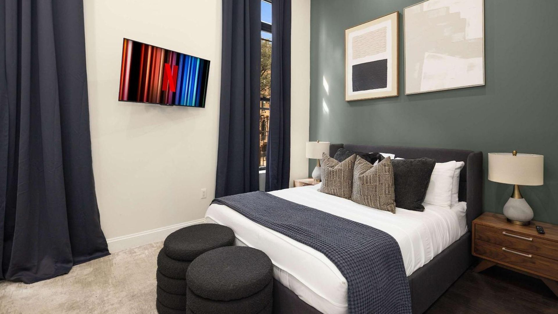Stylish 3br Designer In Nyc Apartment