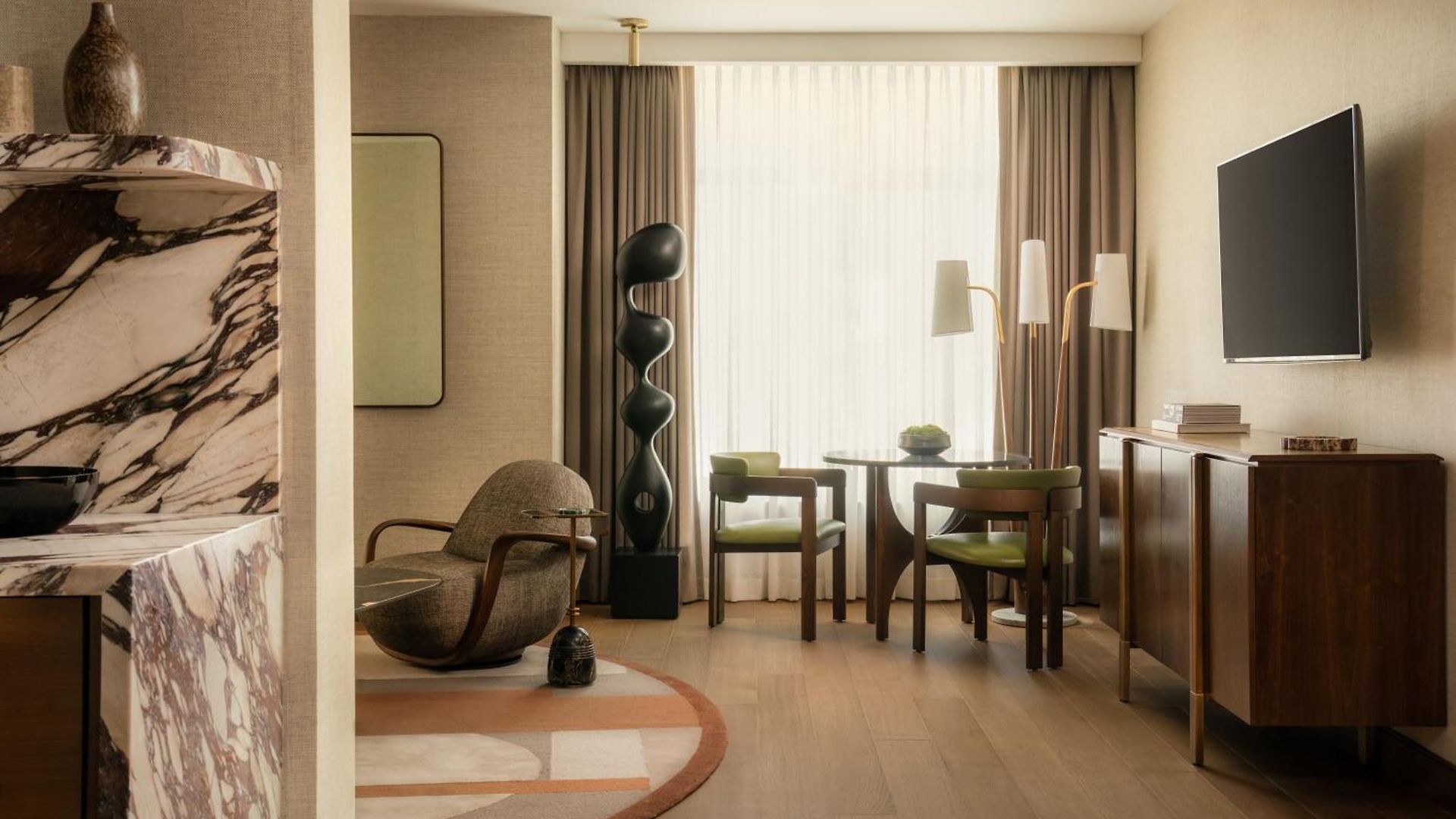 Four Seasons Downtown Hotel