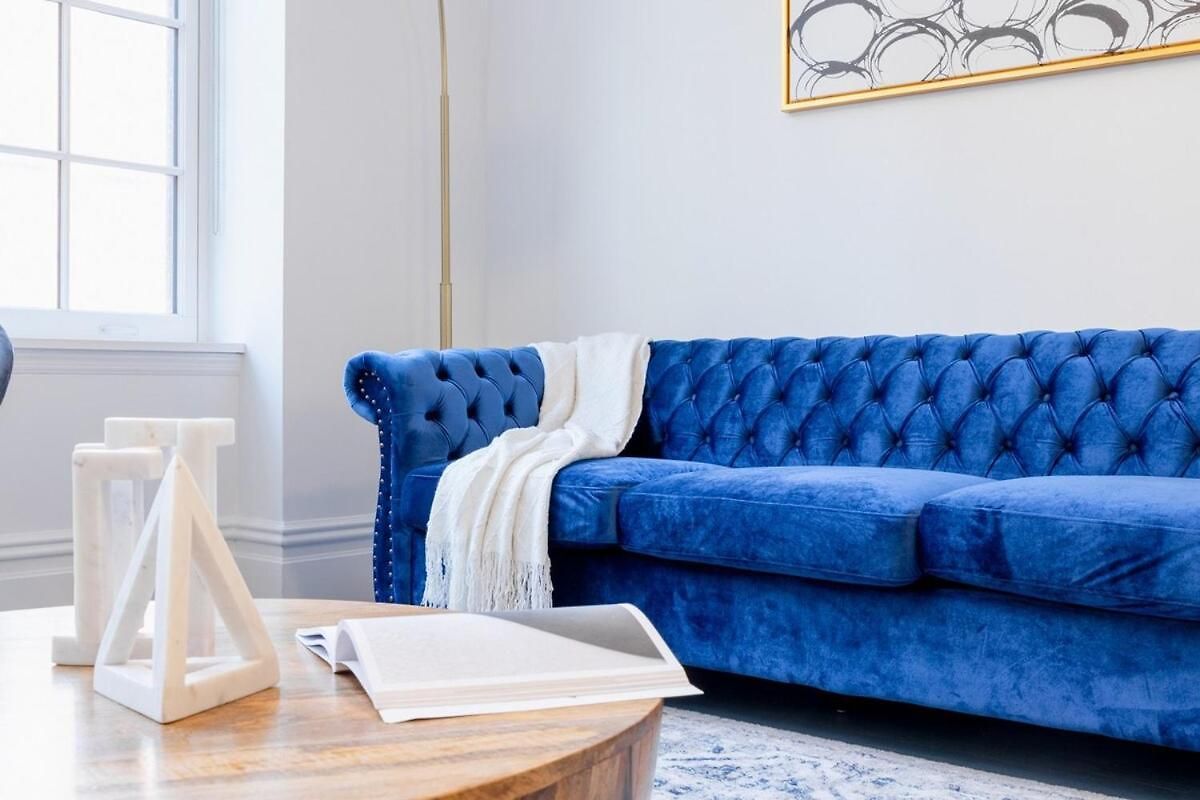 E10-2 Designer East Village Townhouse 1br W D *