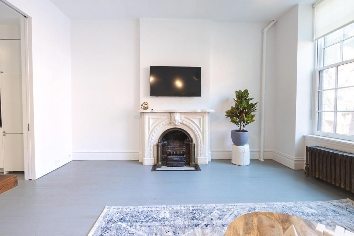 E10-2 Designer East Village Townhouse 1br W D Apartment