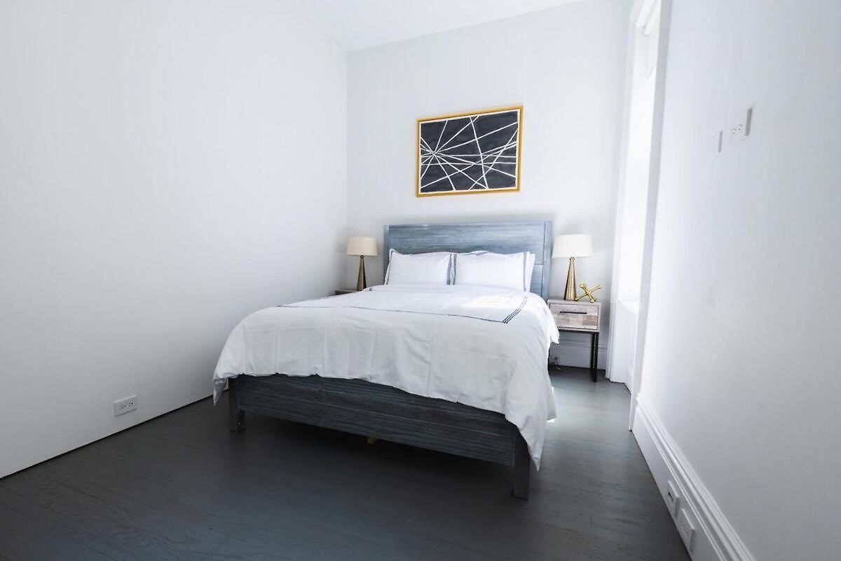 Apartment E10-2 Designer East Village Townhouse 1br W D