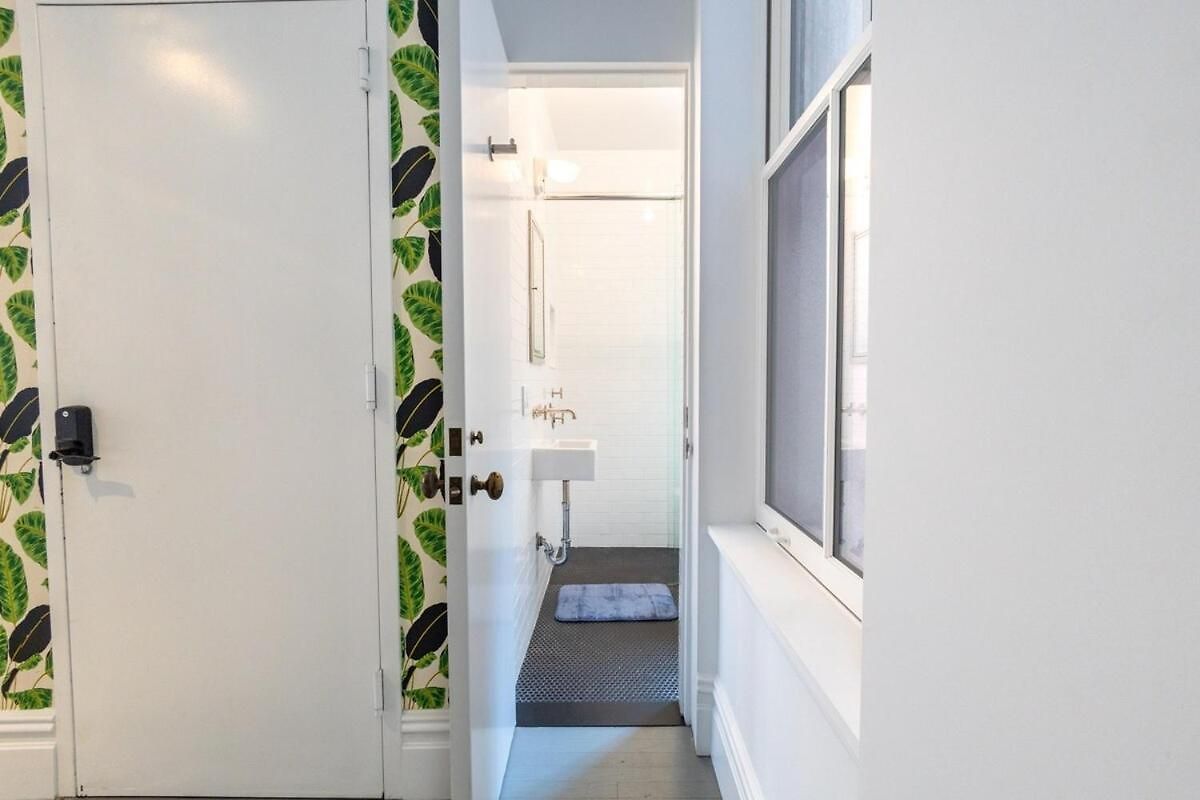 E10-2 Designer East Village Townhouse 1br W D Apartment *